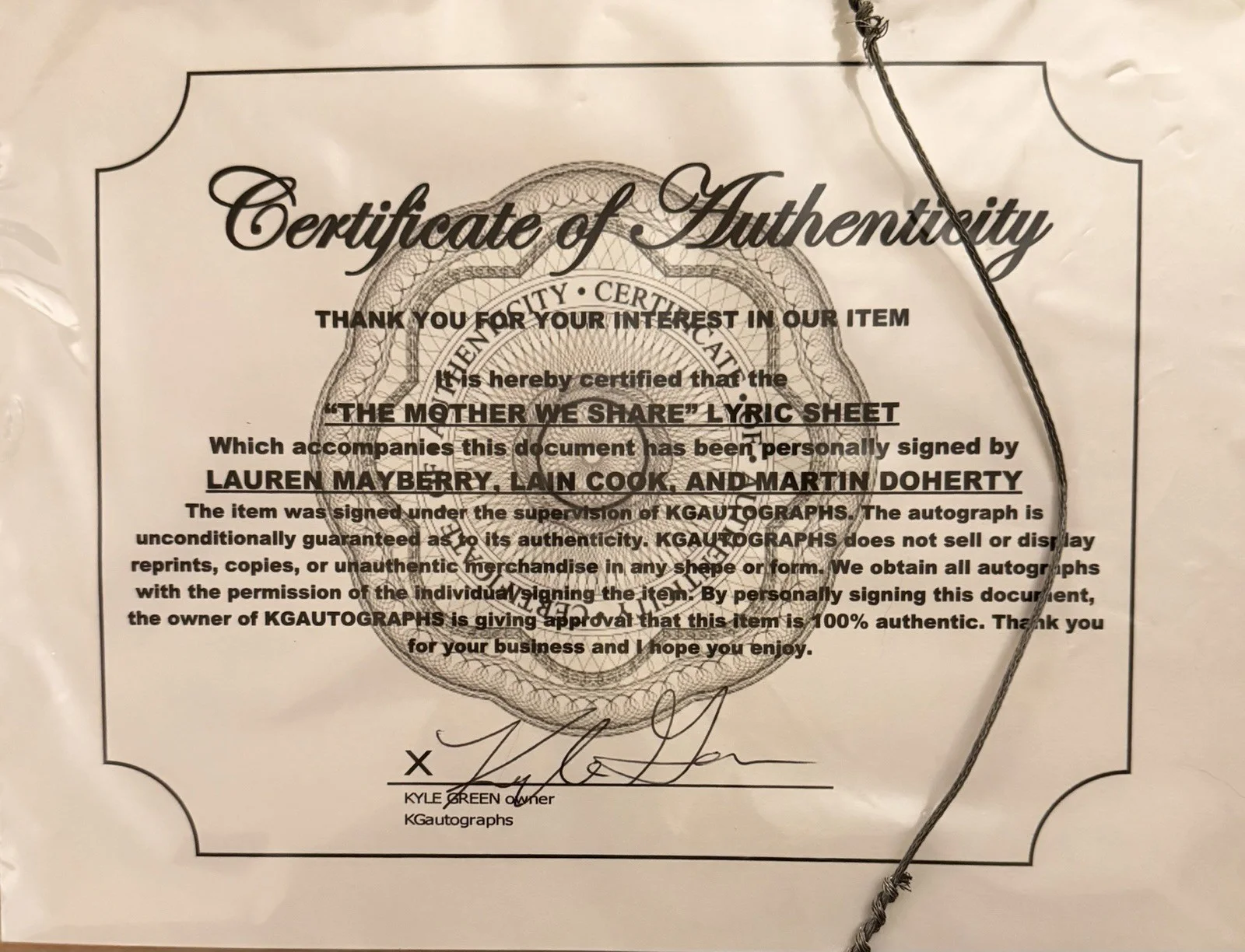 Iain Cook, Martin Doherty, Lauren Mayberry — CHVRCHES Full Band ( Lauren Mayberry, Lain Cook, And Martin Doherty) Autograph, изображение 2