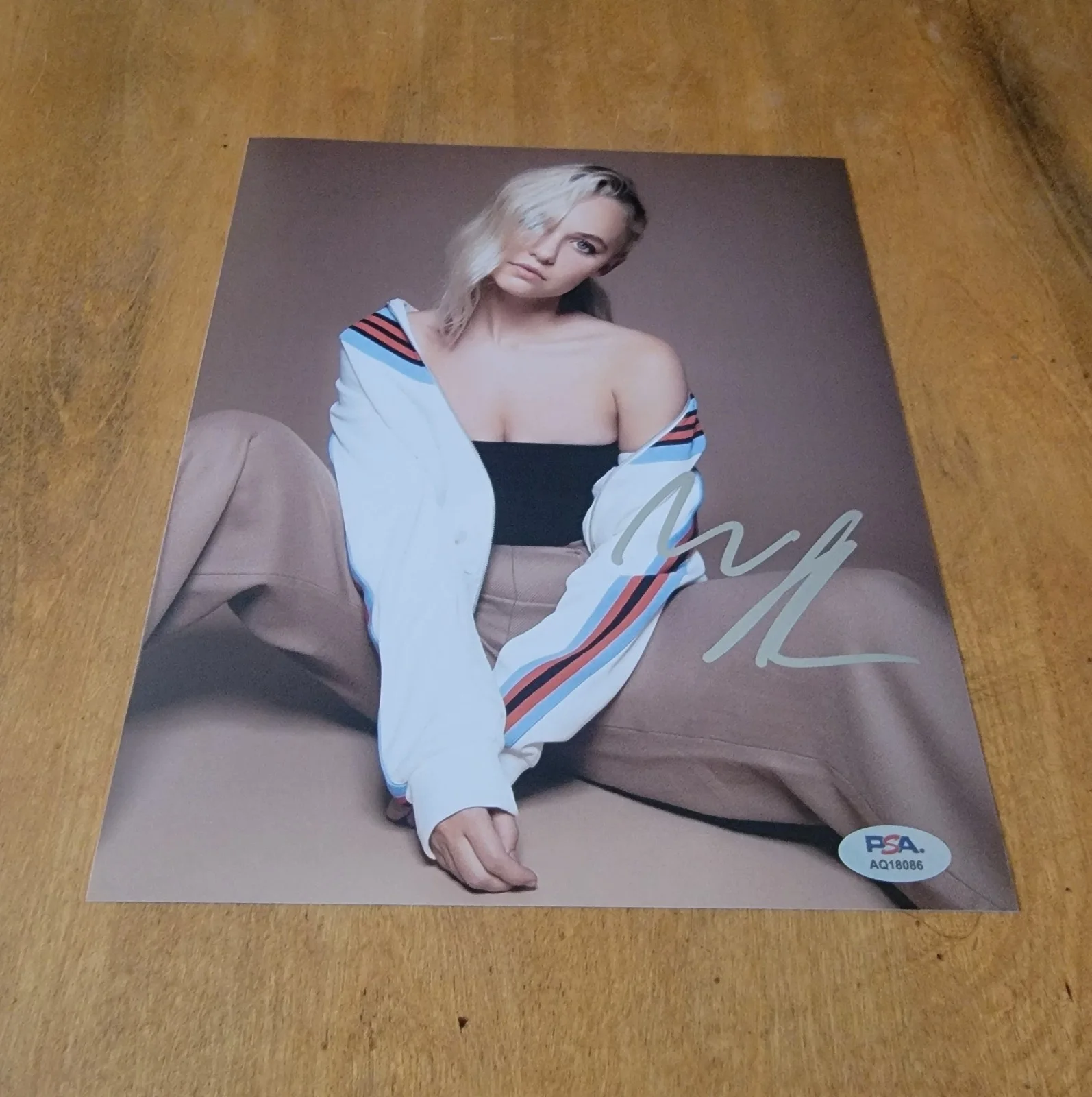 Madison Iseman — Madison Iseman signed 8x10 photo autograph PSA DNA photoshoot cute
