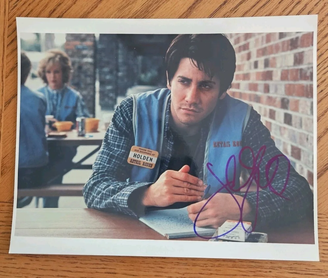 Jake Gyllenhaal — Jake Gyllenhaal rare early signed 8x10 photo, 2002 "The Good Girl" promo pic