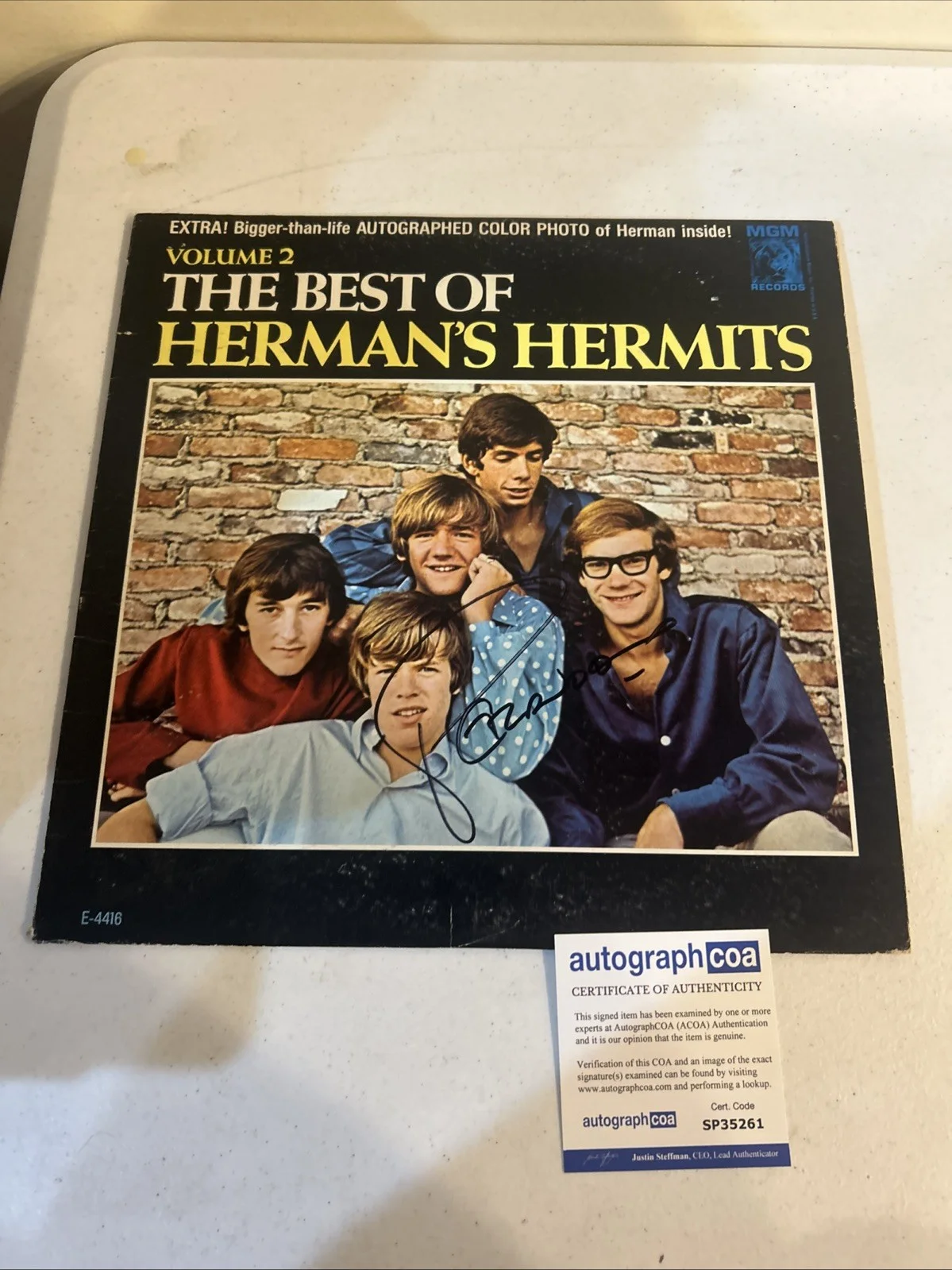 PETER NOONE HERMANS HERMITS SIGNED AUTOGRAPH VINYL ALBUM RECORD ACOA COA, изображение 2