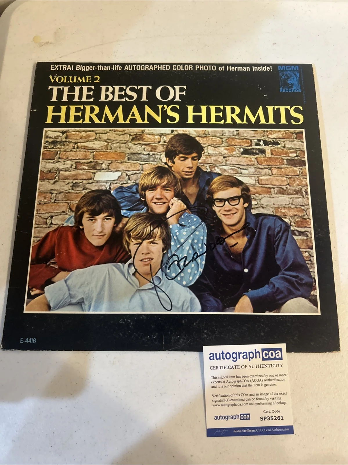 PETER NOONE HERMANS HERMITS SIGNED AUTOGRAPH VINYL ALBUM RECORD ACOA COA, изображение 3