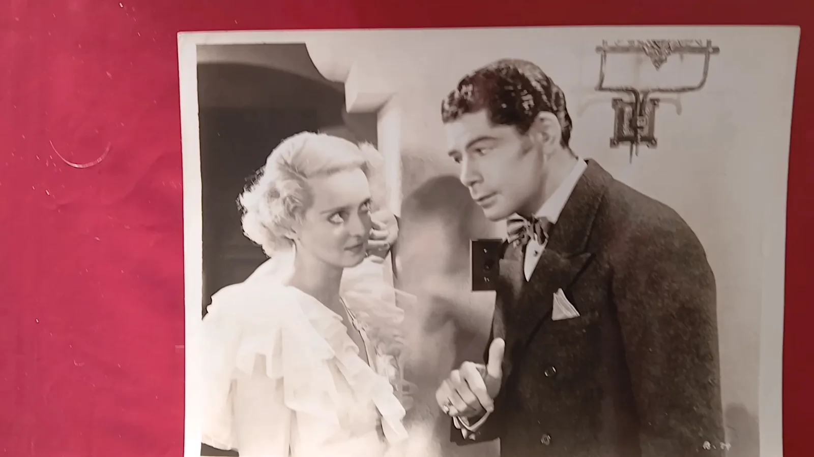 BETTE DAVIS + PAUL MUNI - ORIGINAL VINTAGE STILL FROM BORDERTOWN - 8" x 10" 1935, изображение 2