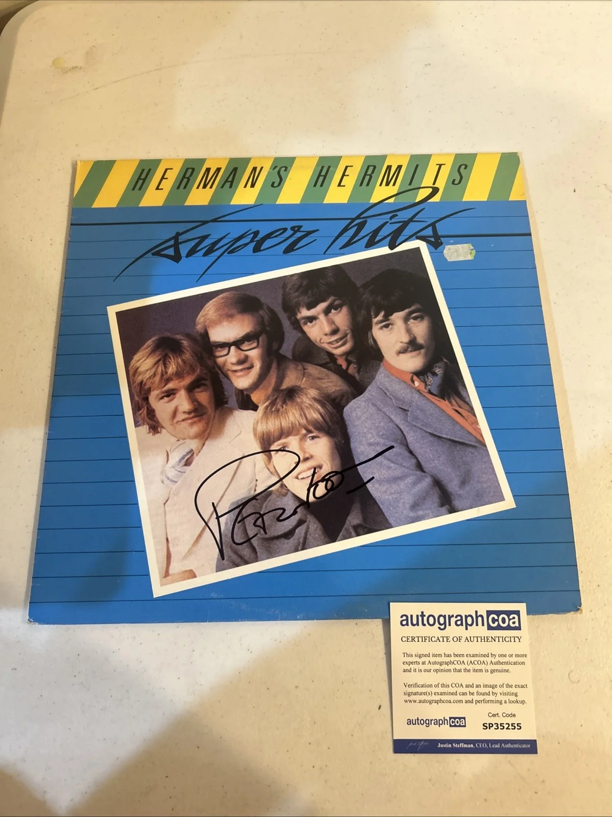 PETER NOONE SIGNED AUTOGRAPH VINYL ALBUM ACOA HERMANS HERMITS SUPER HITS, изображение 2