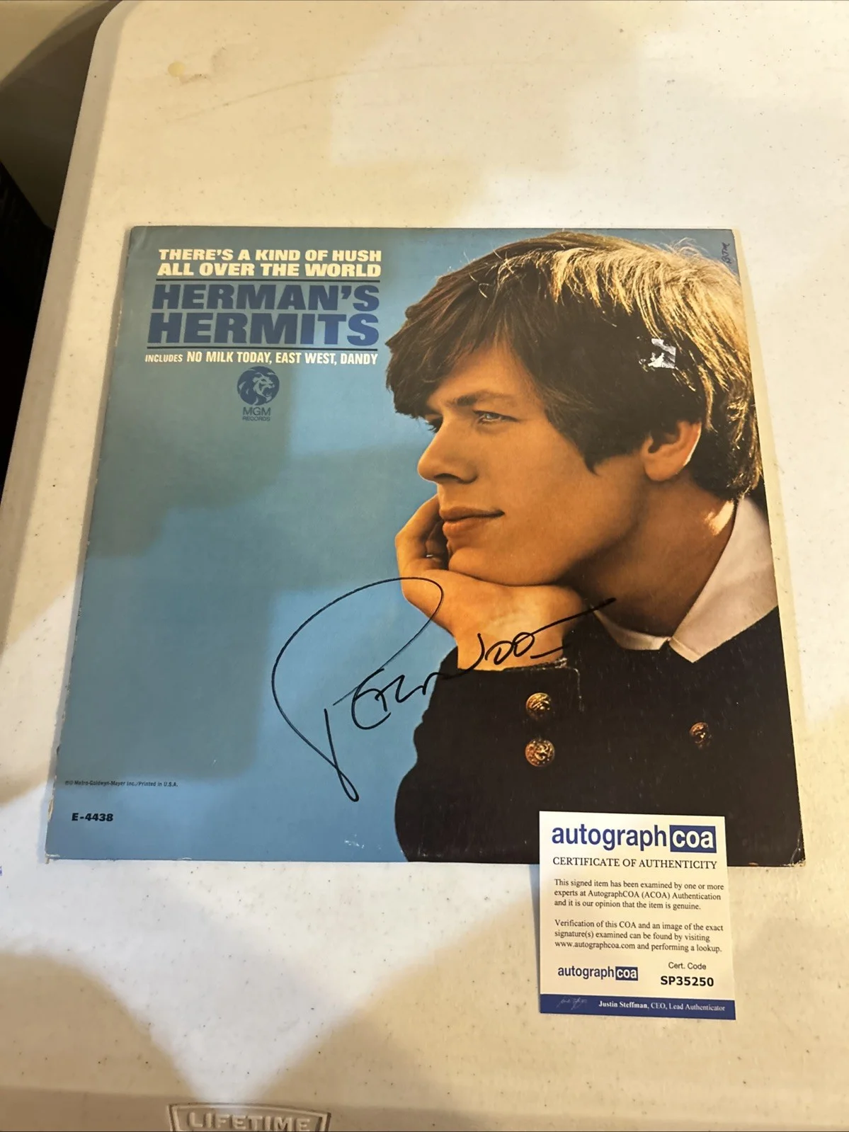 PETER NOONE SIGNED AUTOGRAPH VINYL ACOA HERMANS HERMITS THERES A KIND OF HUSH, изображение 2