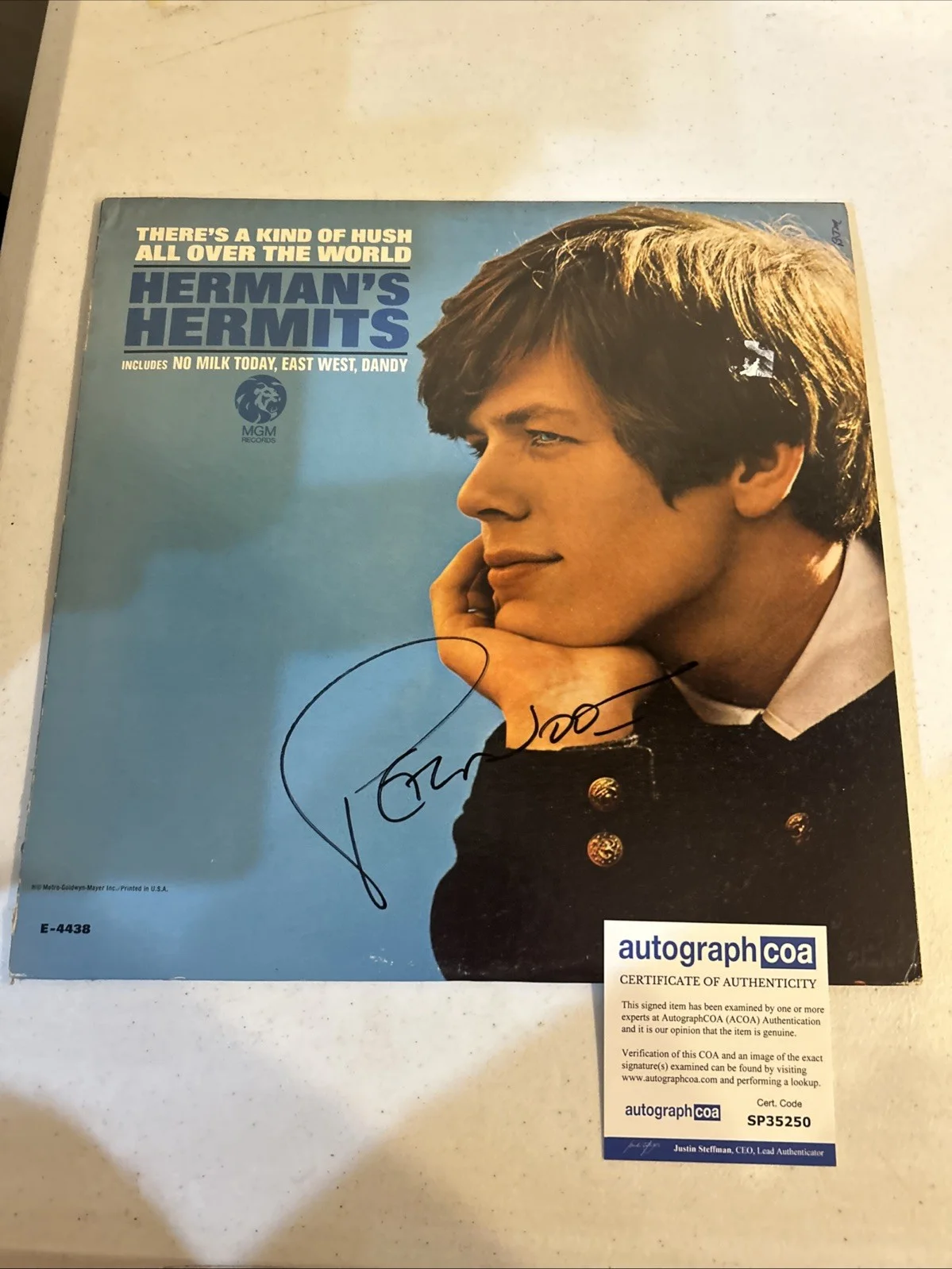 PETER NOONE SIGNED AUTOGRAPH VINYL ACOA HERMANS HERMITS THERES A KIND OF HUSH, изображение 3