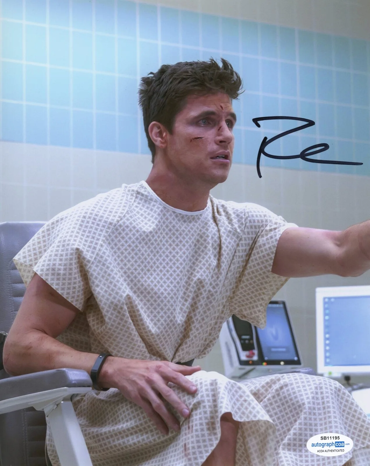 ROBBIE AMELL — Robbie Amell signed "UPLOAD" 8x10 Photo b Autographed PROOF Nathan Brown ACOA, image 3