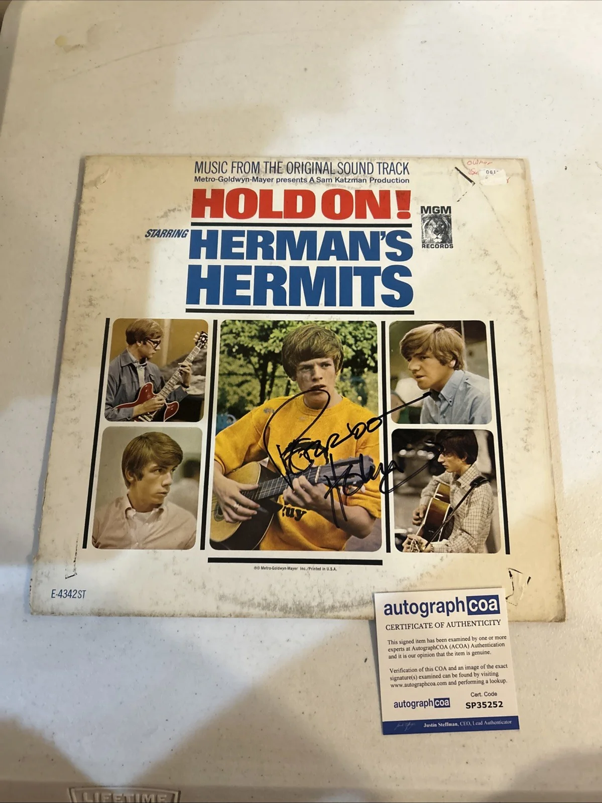 PETER NOONE SIGNED AUTOGRAPH VINYL ALBUM ACOA HERMANS HERMITS HOLD ON!, изображение 2