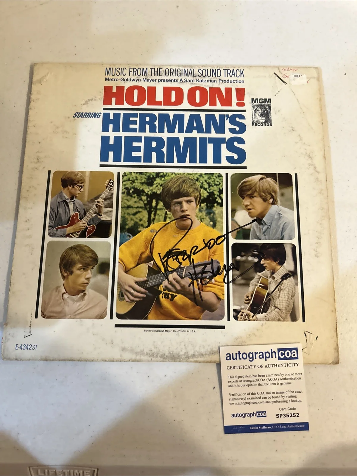 PETER NOONE SIGNED AUTOGRAPH VINYL ALBUM ACOA HERMANS HERMITS HOLD ON!, изображение 3