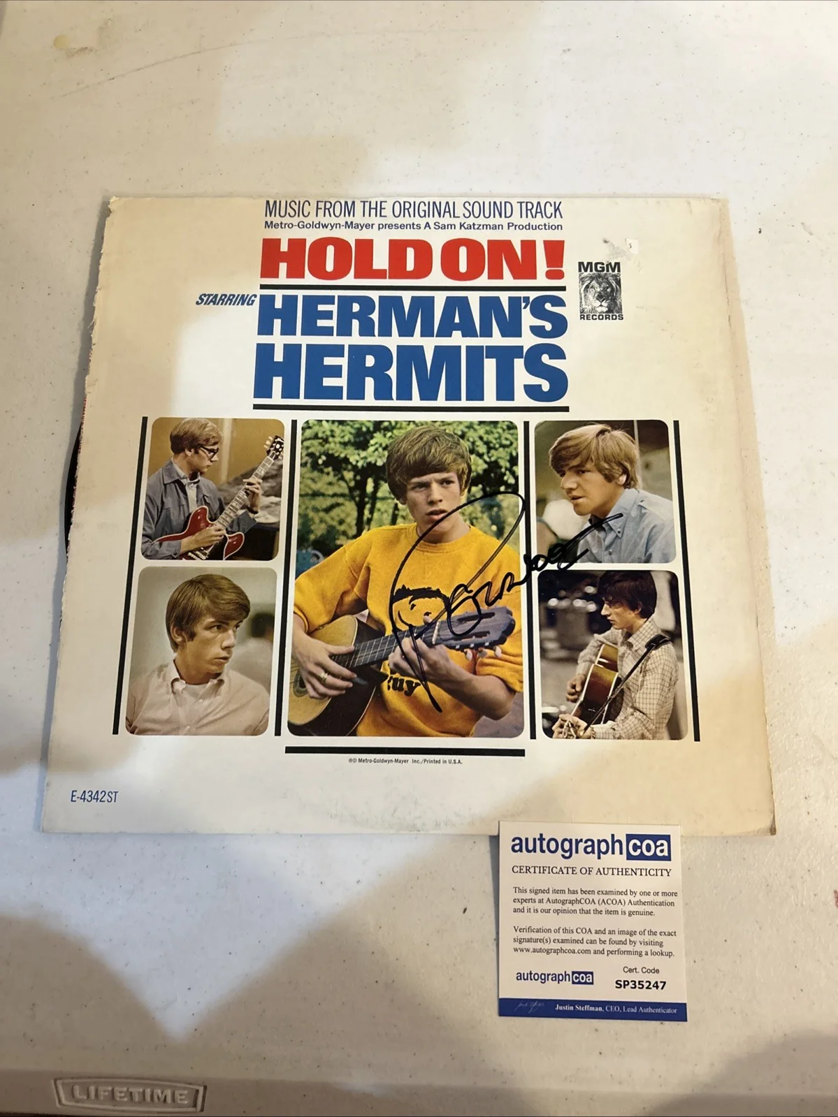 PETER NOONE SIGNED AUTOGRAPH VINYL ALBUM ACOA HERMANS HERMITS HOLD ON!, image 2