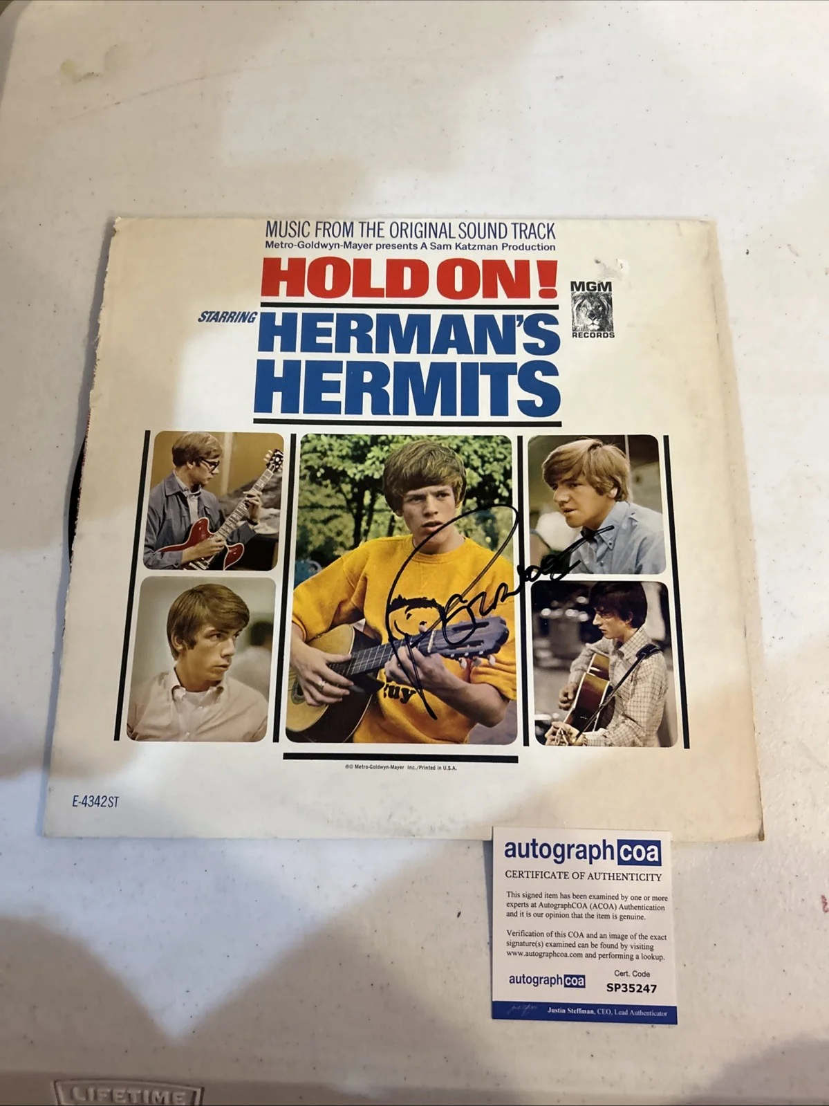 PETER NOONE SIGNED AUTOGRAPH VINYL ALBUM ACOA HERMANS HERMITS HOLD ON!, image 3