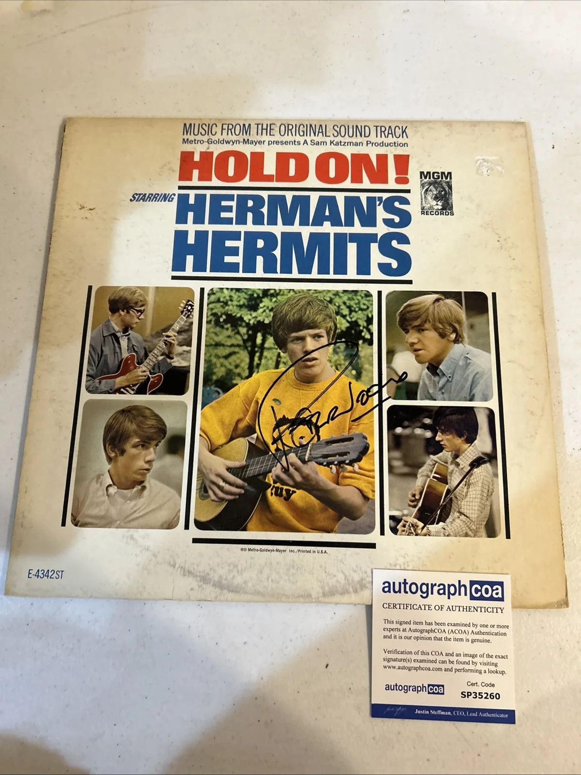 PETER NOONE SIGNED AUTOGRAPH VINYL ALBUM ACOA HERMANS HERMITS HOLD ON!, изображение 2