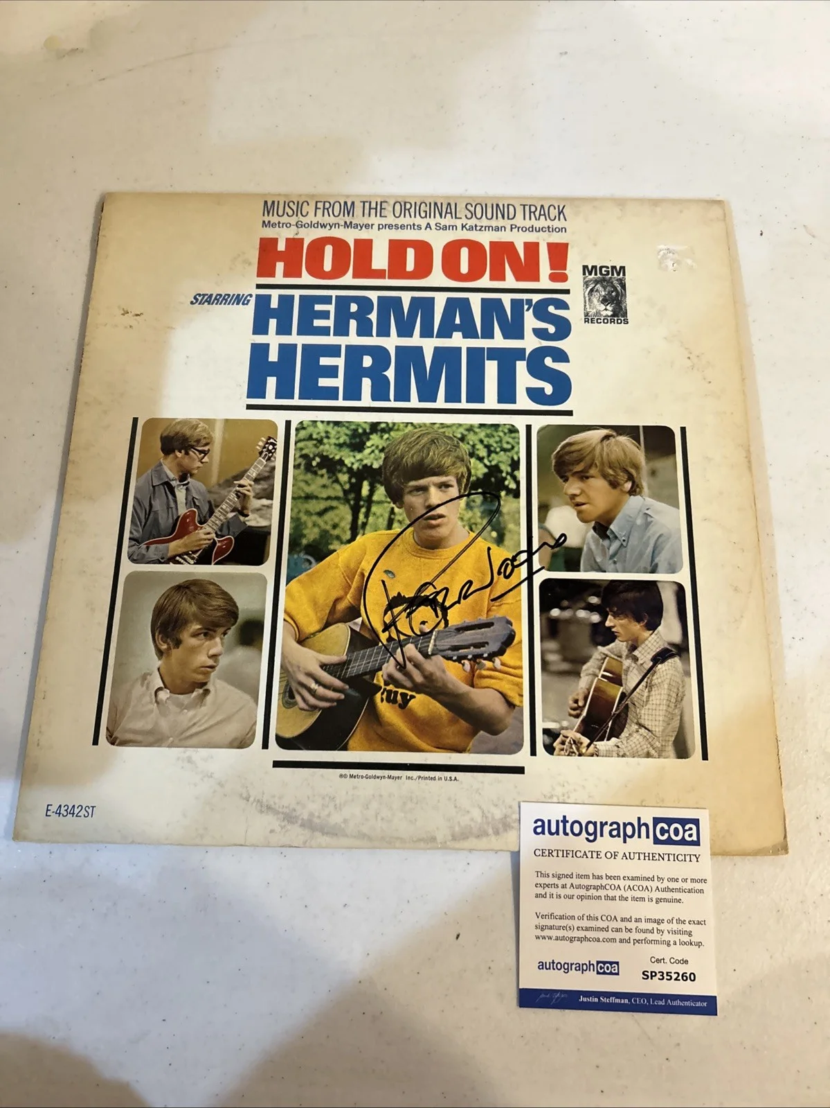 PETER NOONE SIGNED AUTOGRAPH VINYL ALBUM ACOA HERMANS HERMITS HOLD ON!, изображение 3