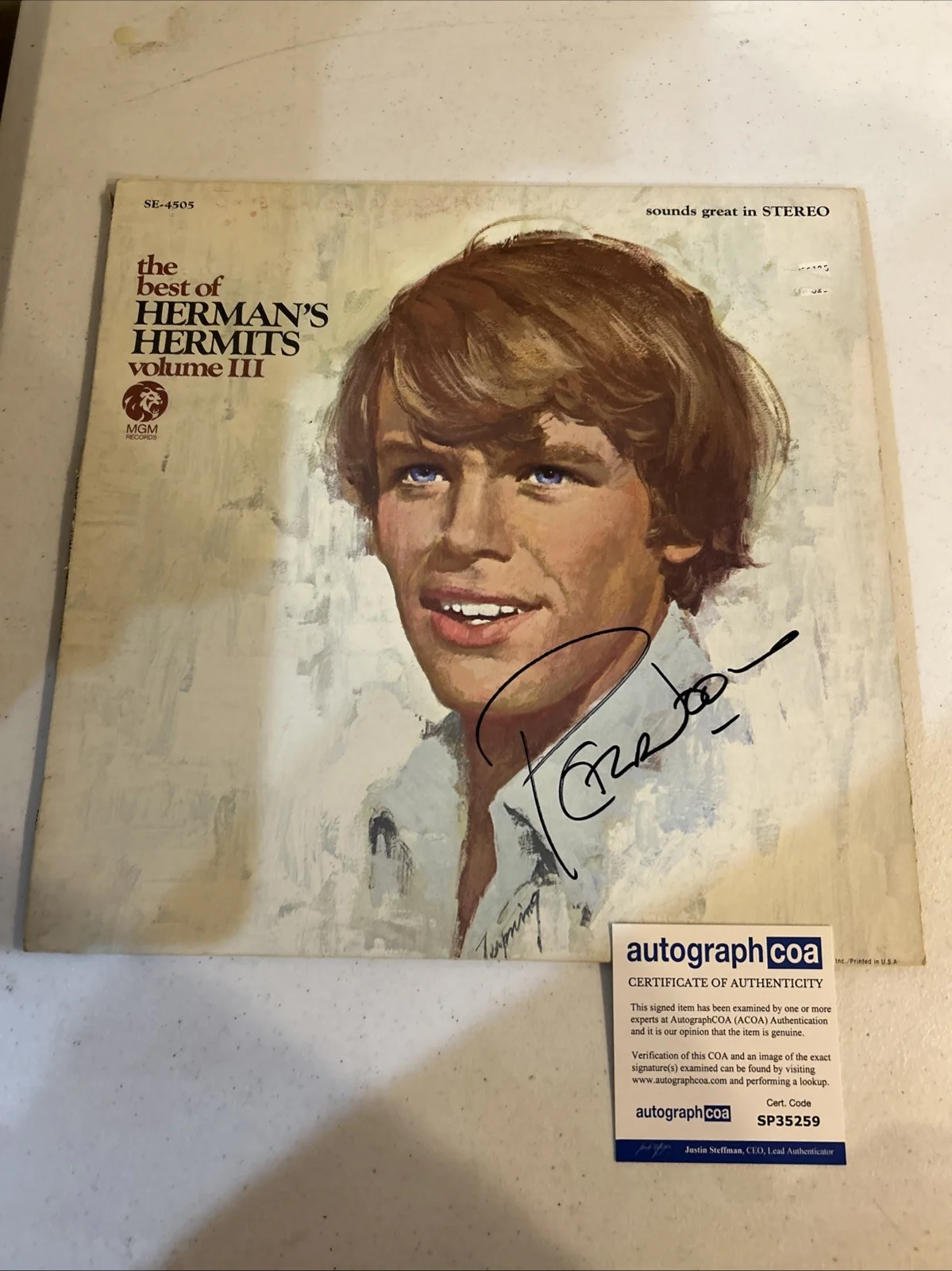 PETER NOONE SIGNED AUTOGRAPH VINYL ALBUM ACOA HERMANS HERMITS BEST OF VOL 3, изображение 2