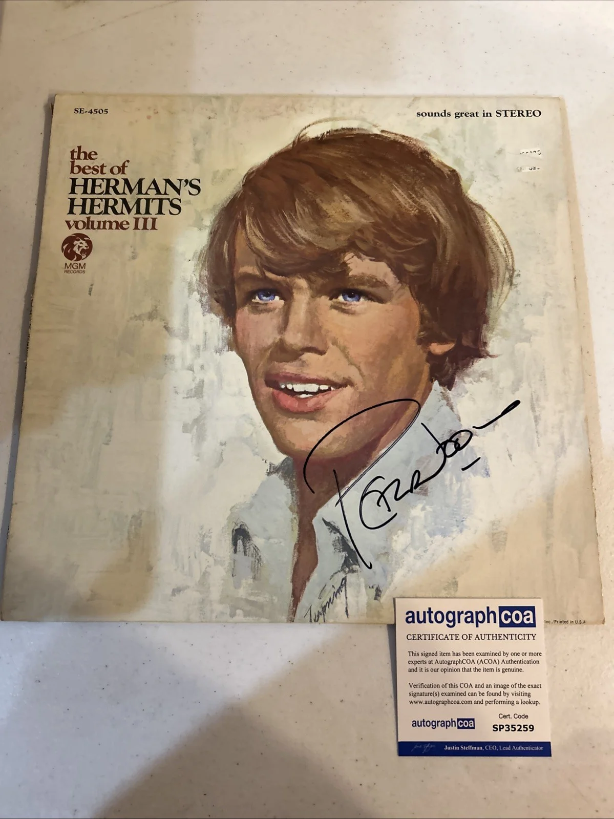 PETER NOONE SIGNED AUTOGRAPH VINYL ALBUM ACOA HERMANS HERMITS BEST OF VOL 3, изображение 3