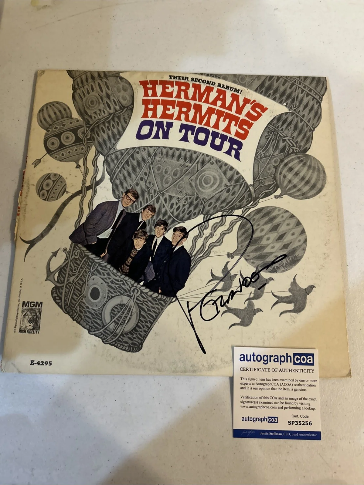 PETER NOONE HERMANS HERMITS SIGNED AUTOGRAPH VINYL ALBUM ACOA ON TOUR RECORD, изображение 2