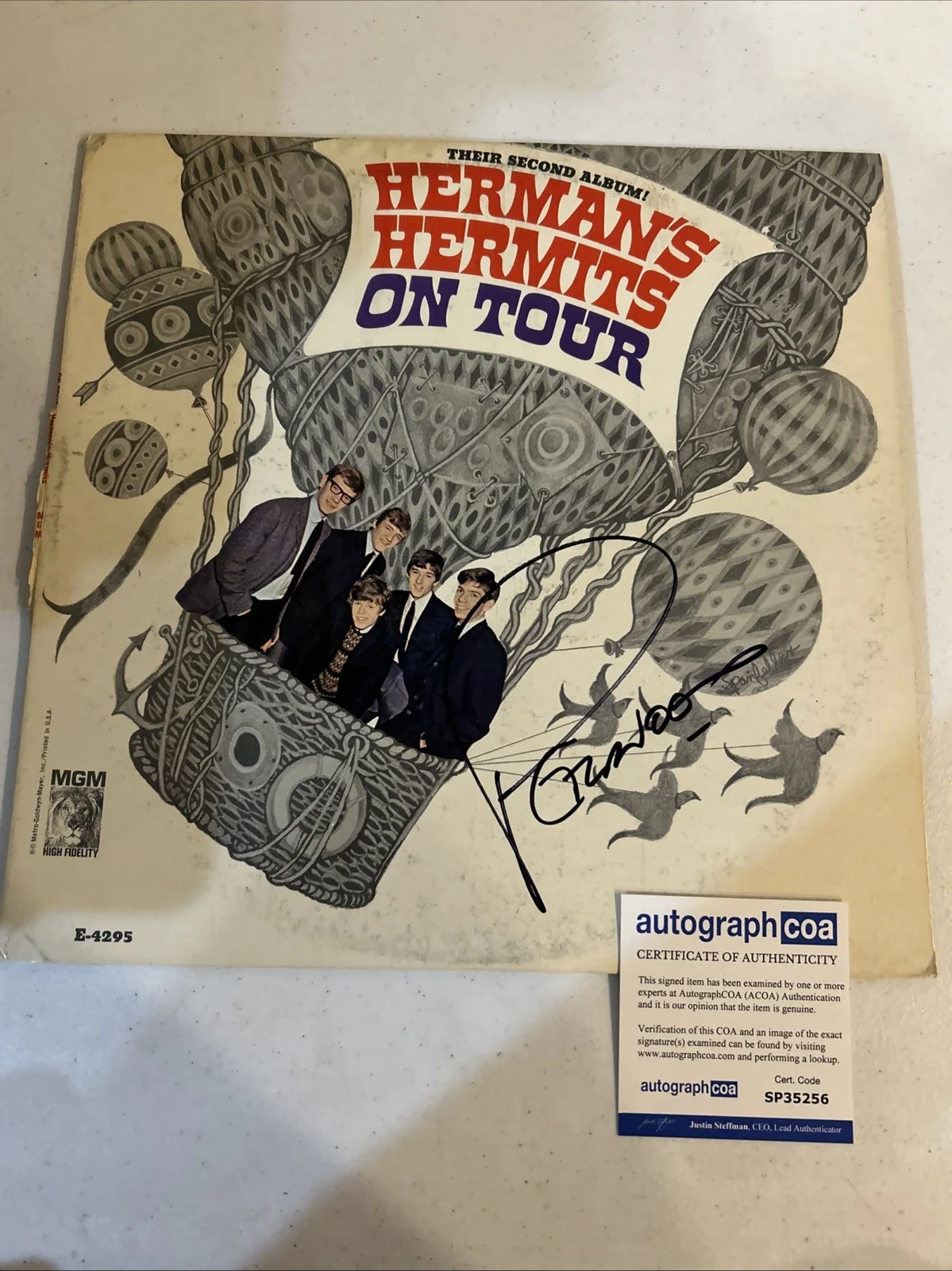 PETER NOONE HERMANS HERMITS SIGNED AUTOGRAPH VINYL ALBUM ACOA ON TOUR RECORD, изображение 3