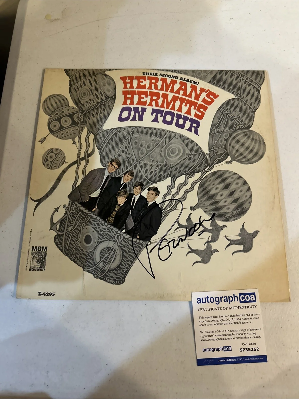 PETER NOONE HERMANS HERMITS SIGNED AUTOGRAPH VINYL ALBUM ACOA ON TOUR RECORD, изображение 2