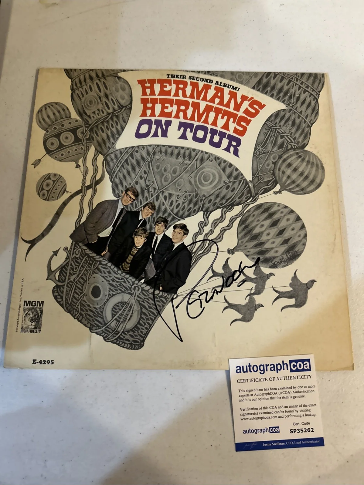 PETER NOONE HERMANS HERMITS SIGNED AUTOGRAPH VINYL ALBUM ACOA ON TOUR RECORD, изображение 3