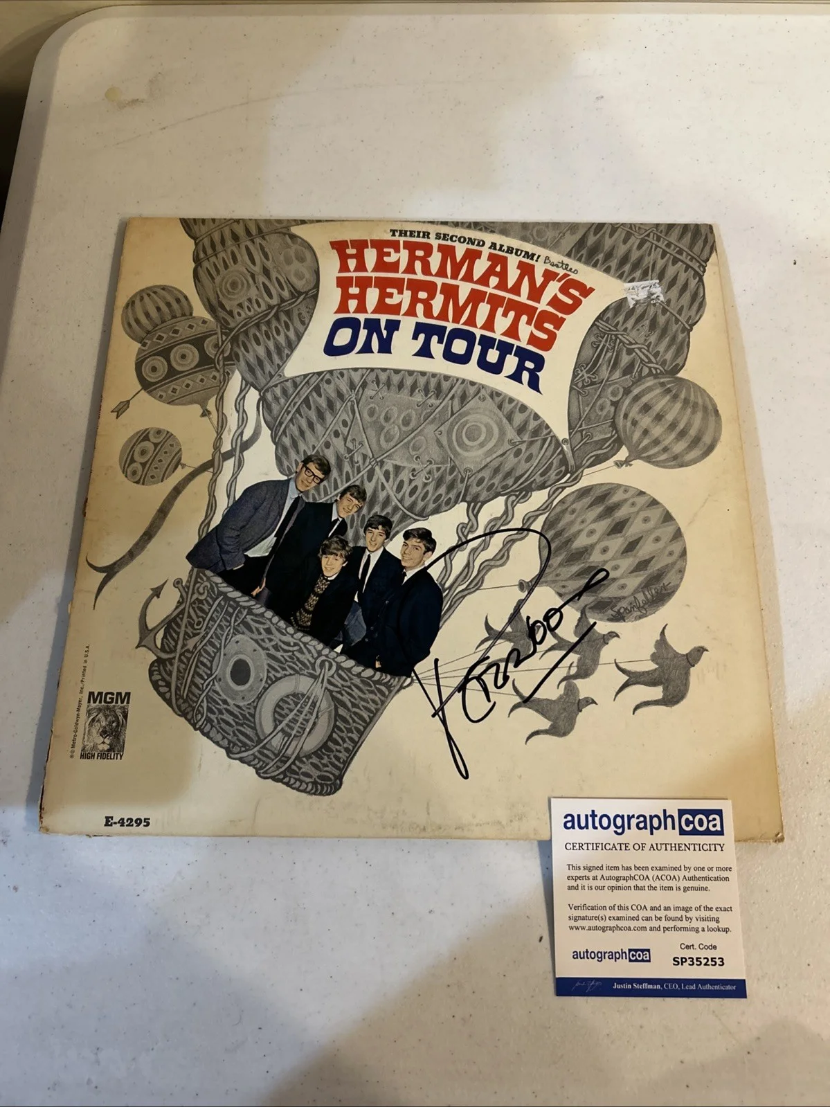 PETER NOONE HERMANS HERMITS SIGNED AUTOGRAPH VINYL ALBUM ACOA ON TOUR RECORD, изображение 2
