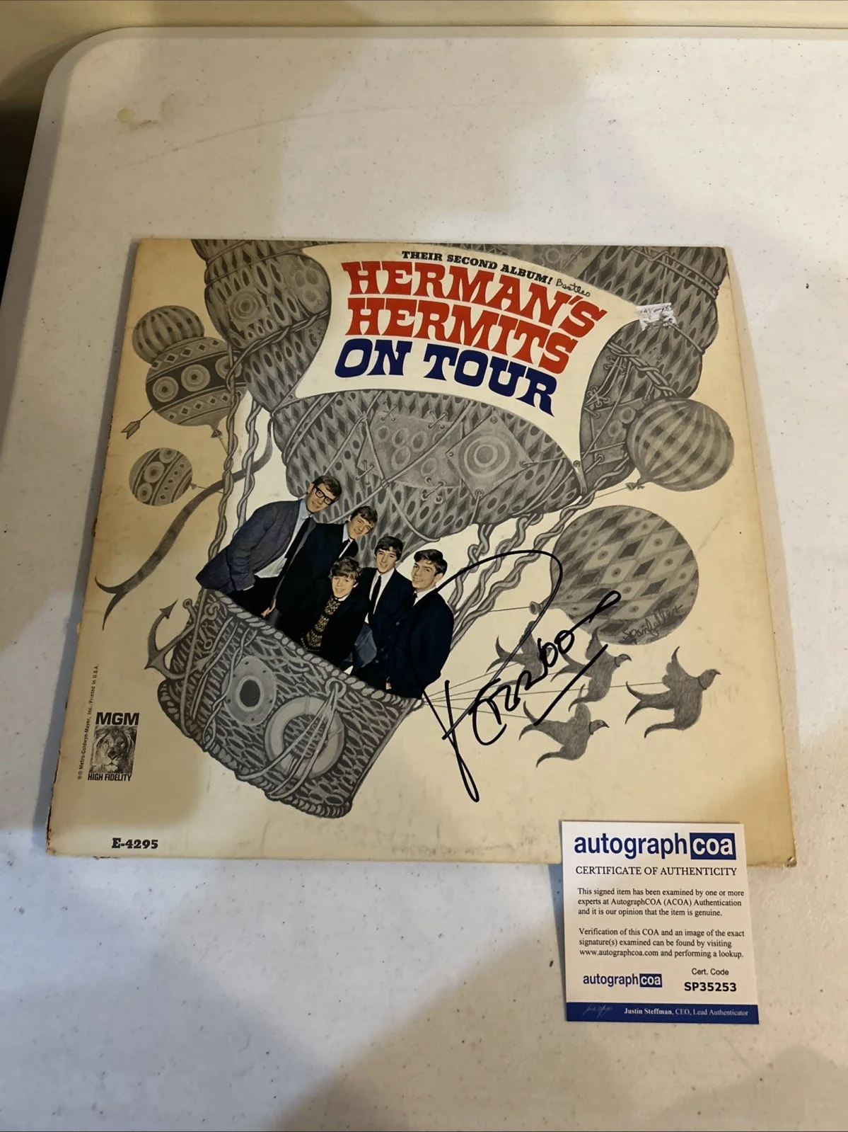 PETER NOONE HERMANS HERMITS SIGNED AUTOGRAPH VINYL ALBUM ACOA ON TOUR RECORD, изображение 3