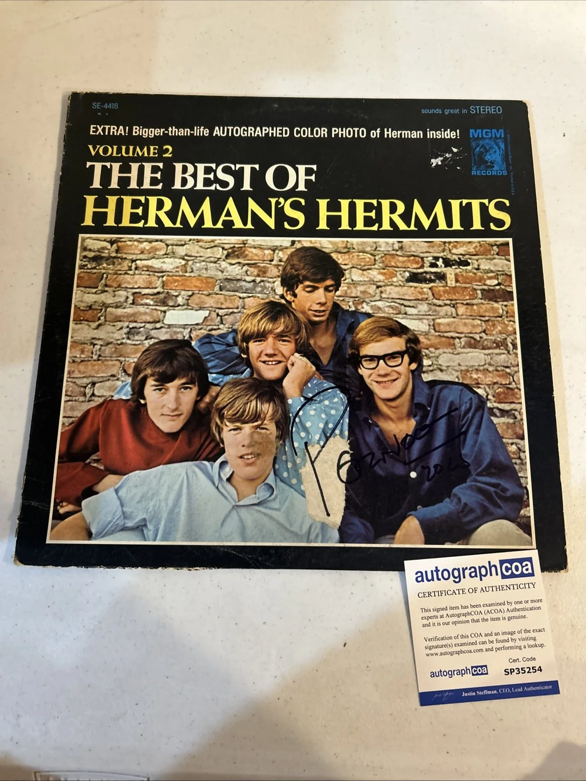PETER NOONE HERMANS HERMITS SIGNED AUTOGRAPH VINYL ALBUM RECORD ACOA COA, image 2