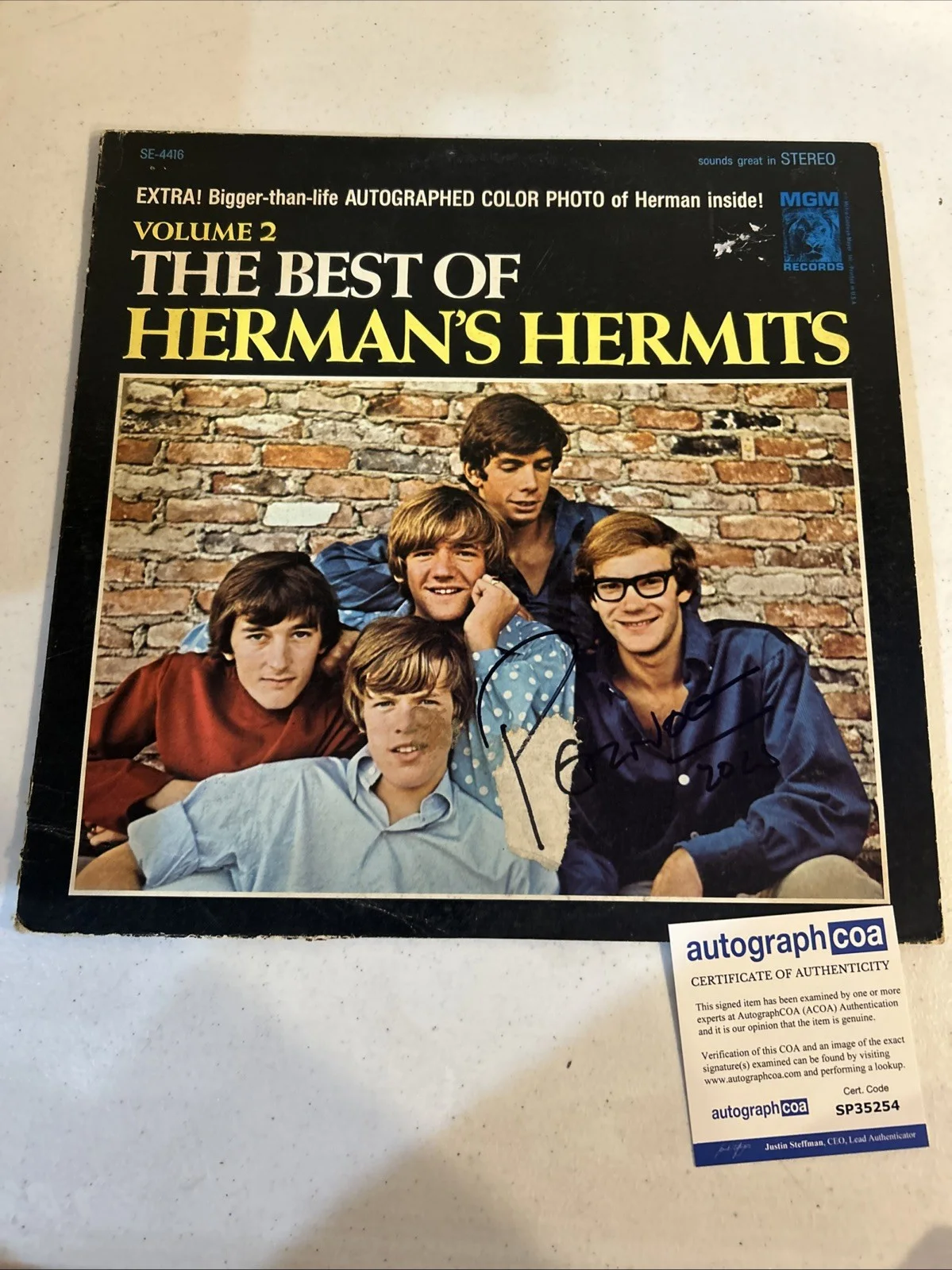 PETER NOONE HERMANS HERMITS SIGNED AUTOGRAPH VINYL ALBUM RECORD ACOA COA, image 3