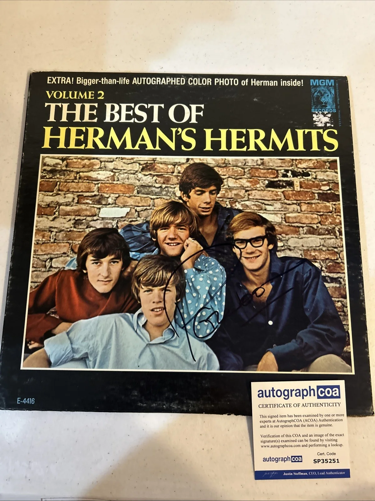 PETER NOONE HERMANS HERMITS SIGNED AUTOGRAPH VINYL ALBUM RECORD ACOA COA, изображение 2