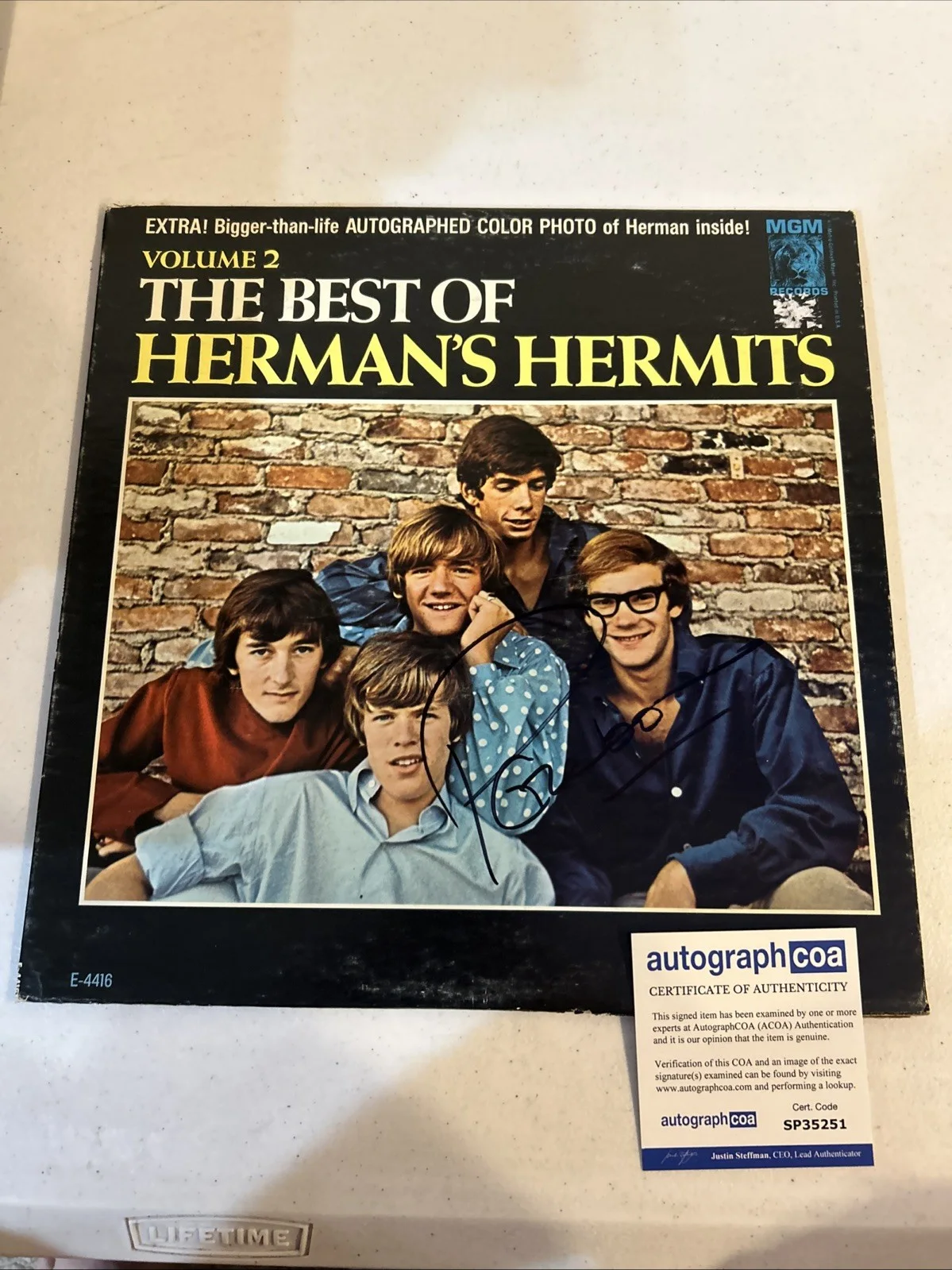PETER NOONE HERMANS HERMITS SIGNED AUTOGRAPH VINYL ALBUM RECORD ACOA COA, изображение 3