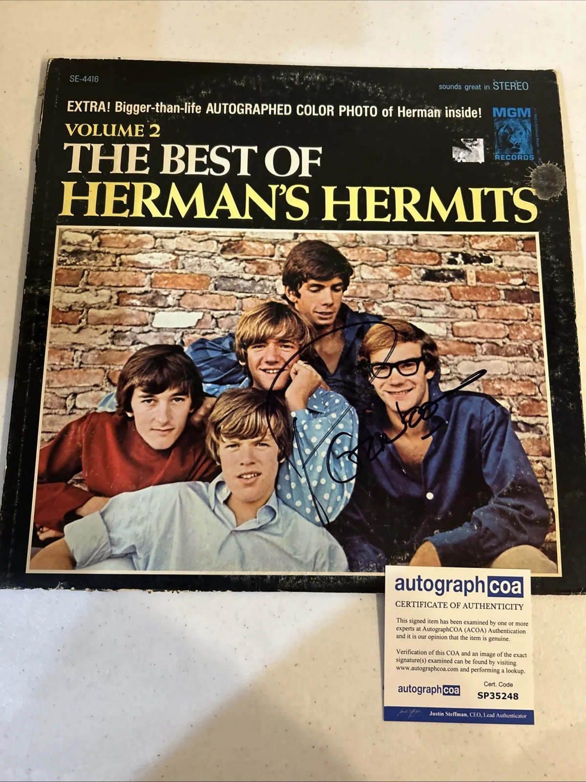 PETER NOONE HERMANS HERMITS SIGNED AUTOGRAPH VINYL ALBUM RECORD ACOA COA, изображение 2