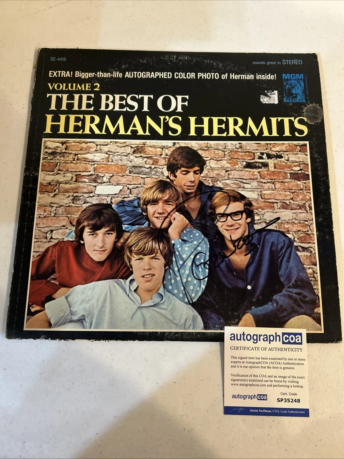 PETER NOONE HERMANS HERMITS SIGNED AUTOGRAPH VINYL ALBUM RECORD ACOA COA, изображение 3