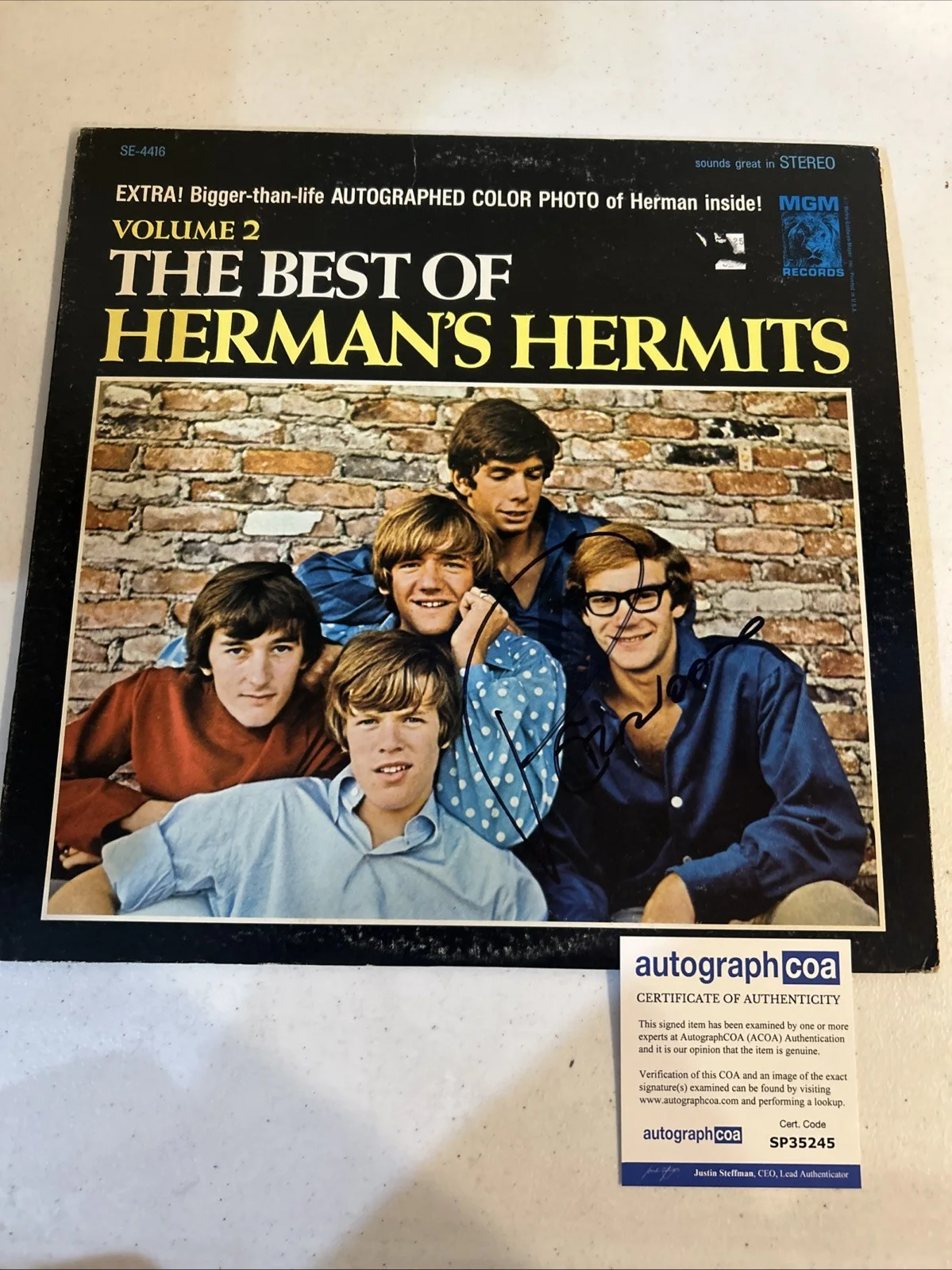 PETER NOONE HERMANS HERMITS SIGNED AUTOGRAPH VINYL ALBUM RECORD ACOA COA, image 2