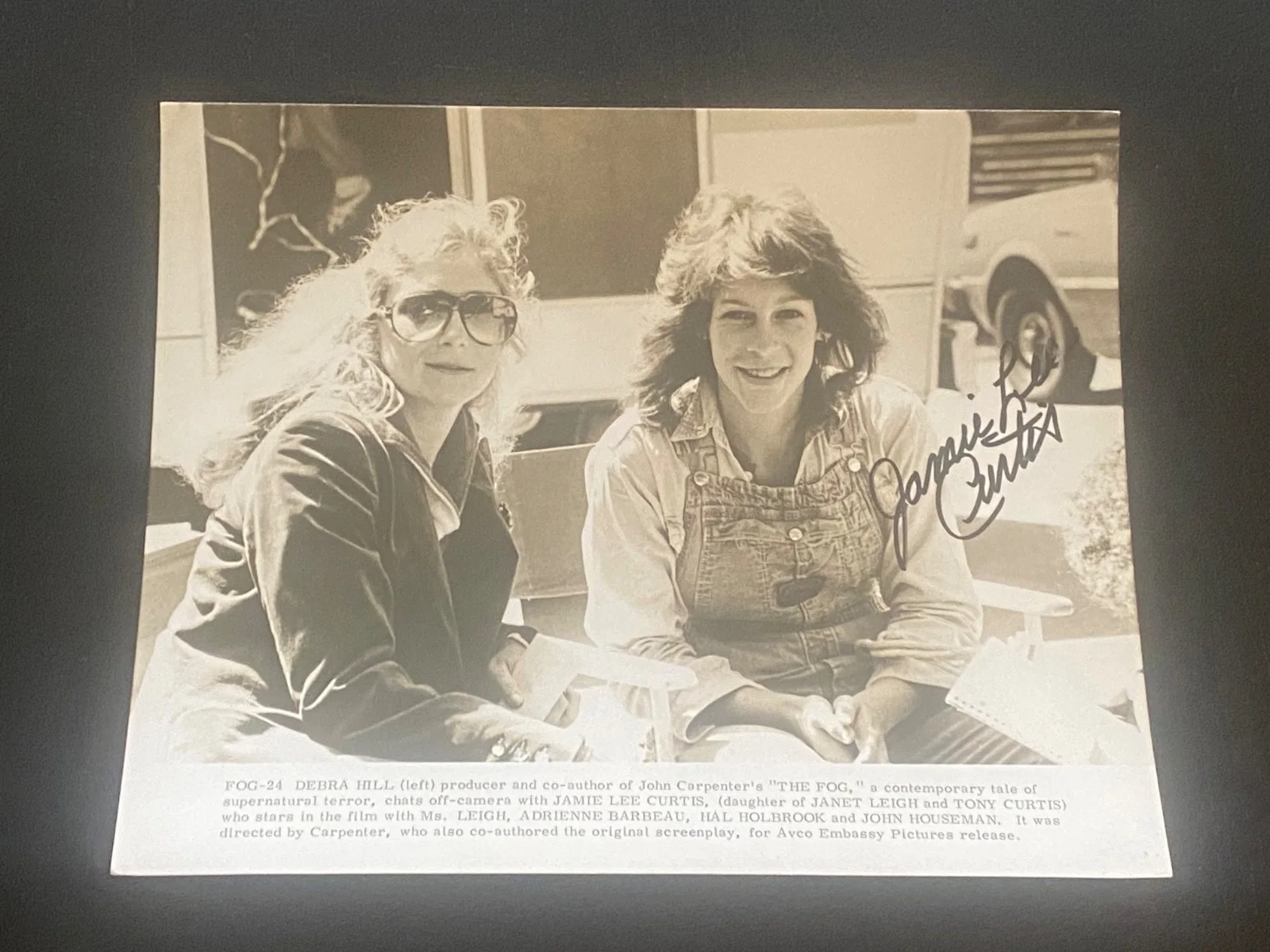 Jamie Lee Curtis — Jamie Lee Curtis Signed 8x10 Photo – Actress Autograph – Original Photo (FOG)