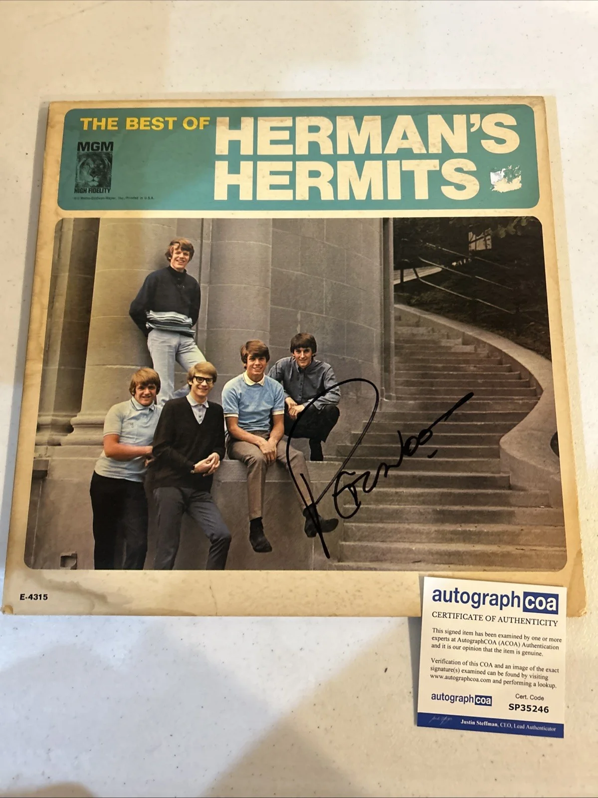 PETER NOONE SIGNED AUTOGRAPH VINYL ALBUM ACOA HERMANS HERMITS BEST OF RECORD, image 2