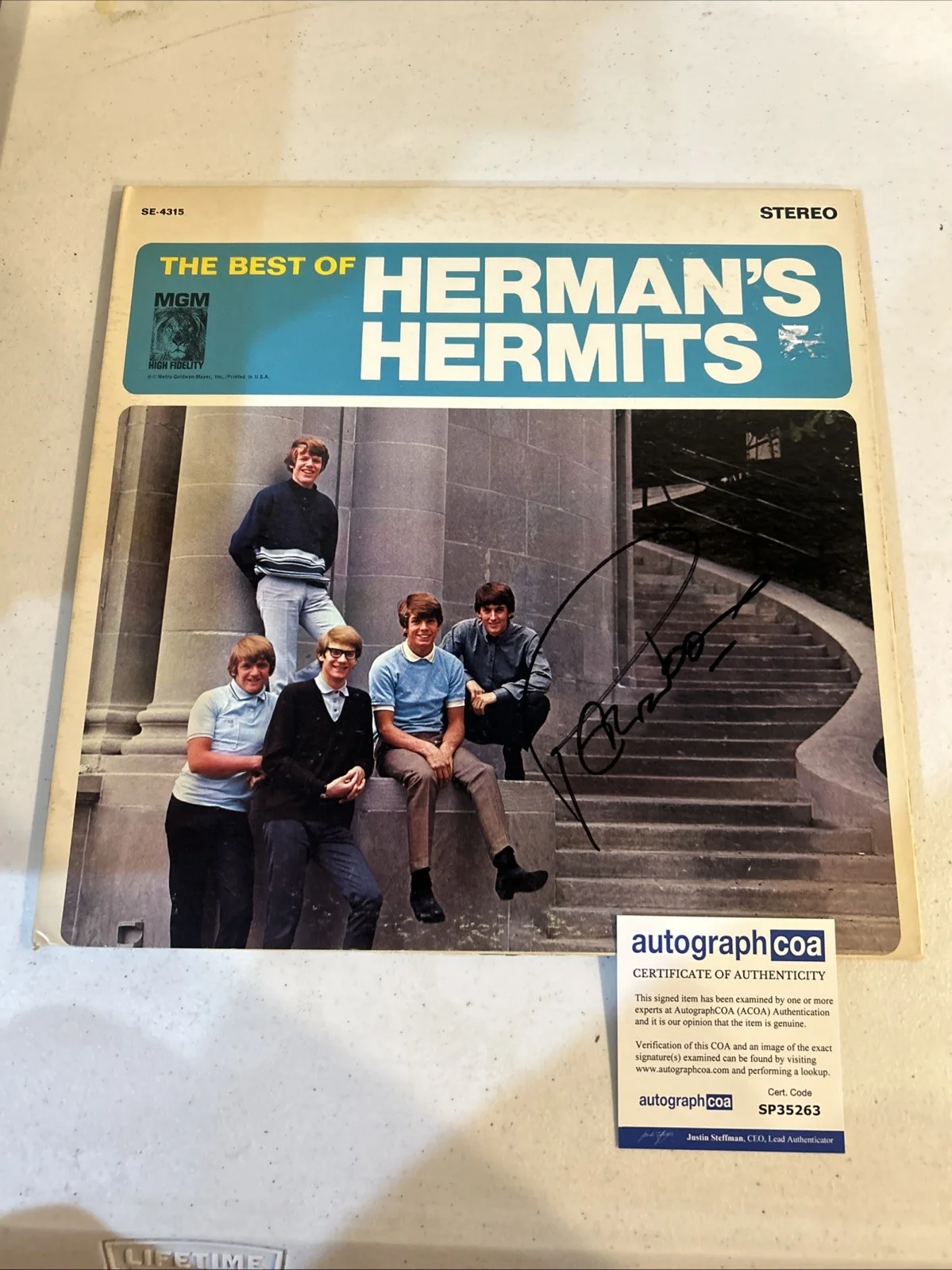 PETER NOONE SIGNED AUTOGRAPH VINYL ALBUM ACOA HERMANS HERMITS BEST OF RECORD, image 2