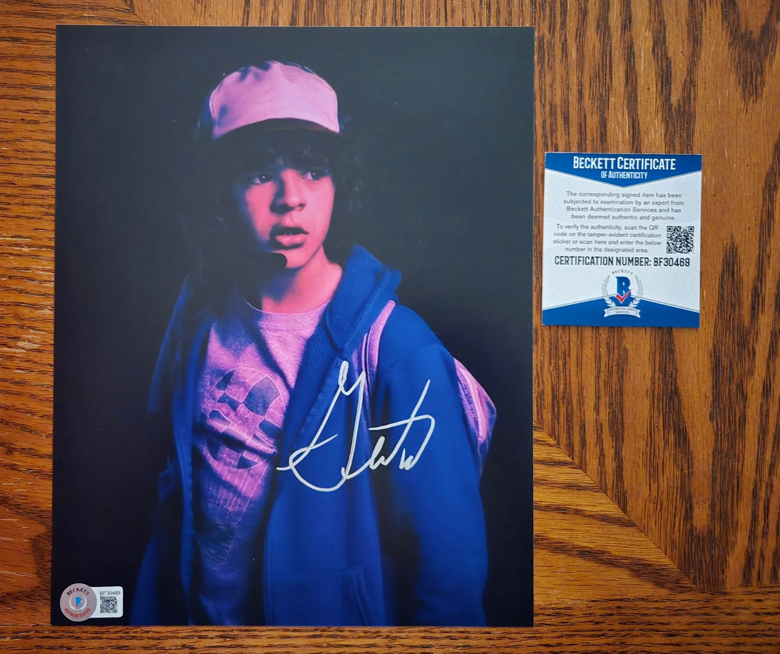 Gaten Matarazzo — Gaten Matarazzo Signed Stranger Things 8x10 (Beckett COA)