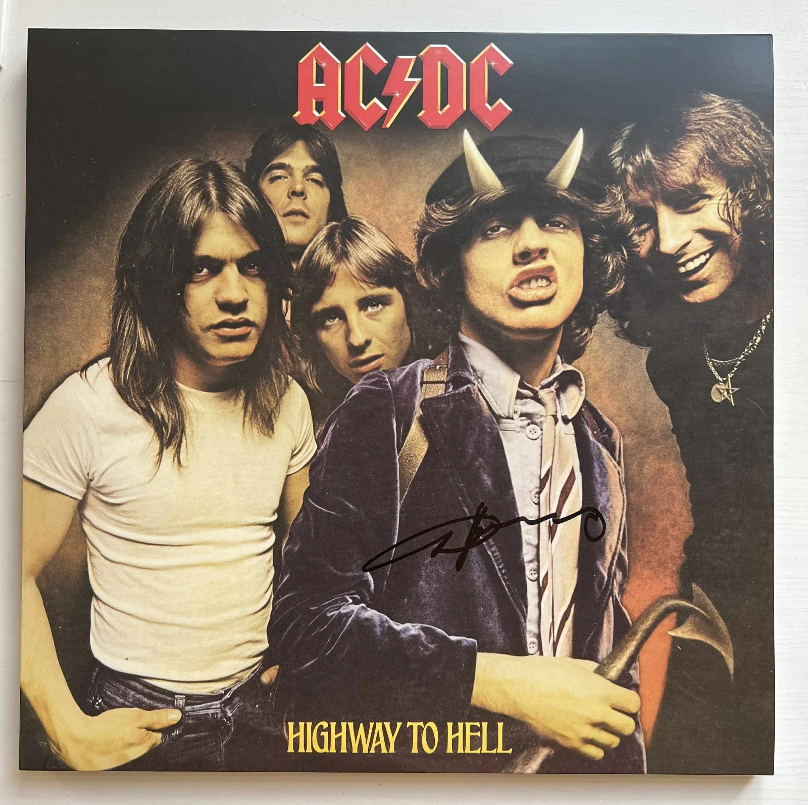 AC/DC Highway To Hell Angus Young Autographed Signed Album Record LP w/COA, изображение 4