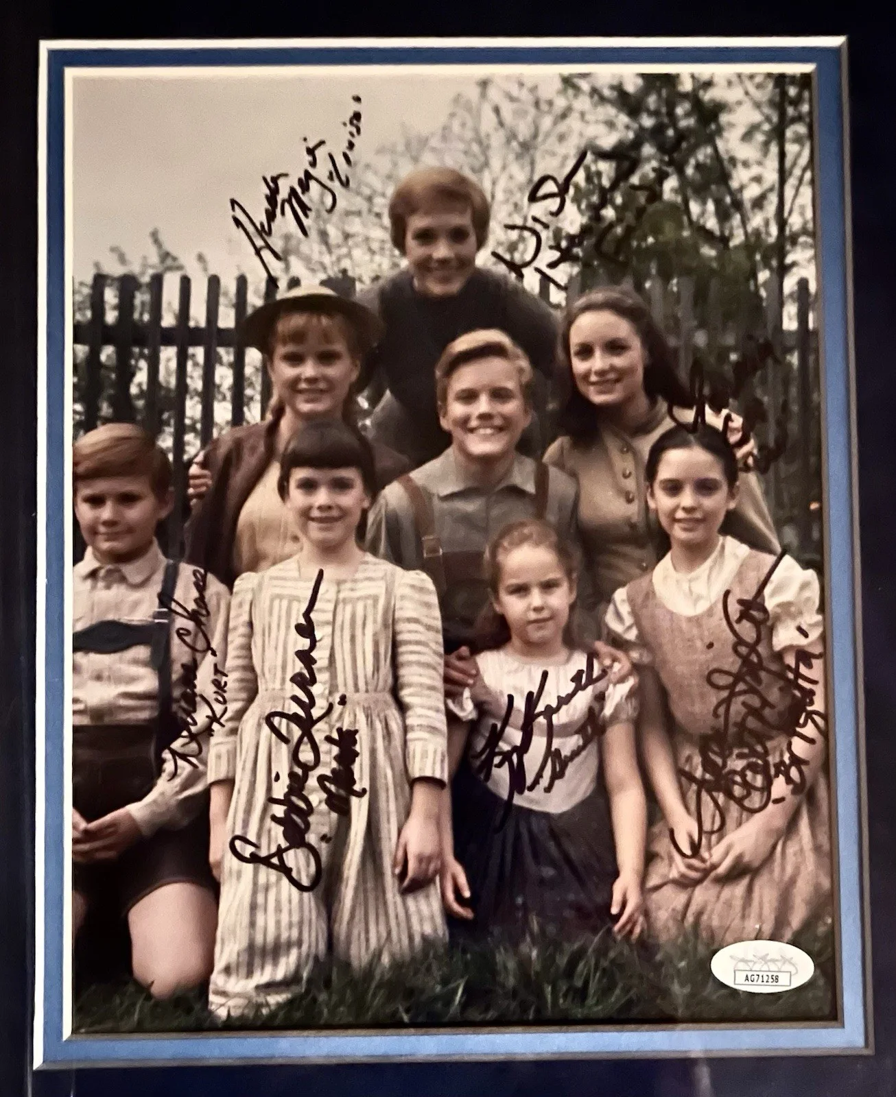 Julie Andrews Christopher Plumber — Julie Andrews Christopher Plumber JSA Sound Of Music Cast +7 childrenSigned 8x10, изображение 5