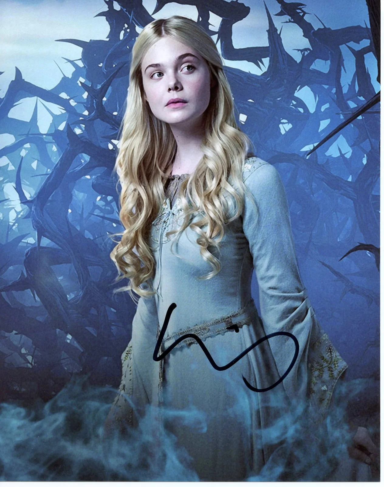Elle Fanning — Elle Fanning Signed MALEFICENT Princess Aurora 8x10 Photo EXACT Proof RACC COA A, изображение 2
