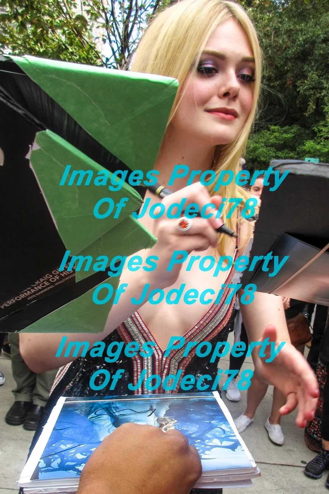 Elle Fanning — Elle Fanning Signed MALEFICENT Princess Aurora 8x10 Photo EXACT Proof RACC COA A, изображение 3