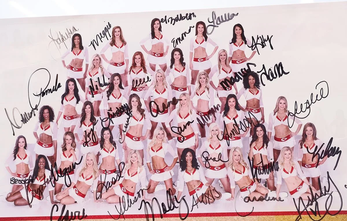 James Hon — Kansas City Chiefs Cheerleaders Team 2016 10x13.5 AUTOGRAPHED Picture, изображение 2