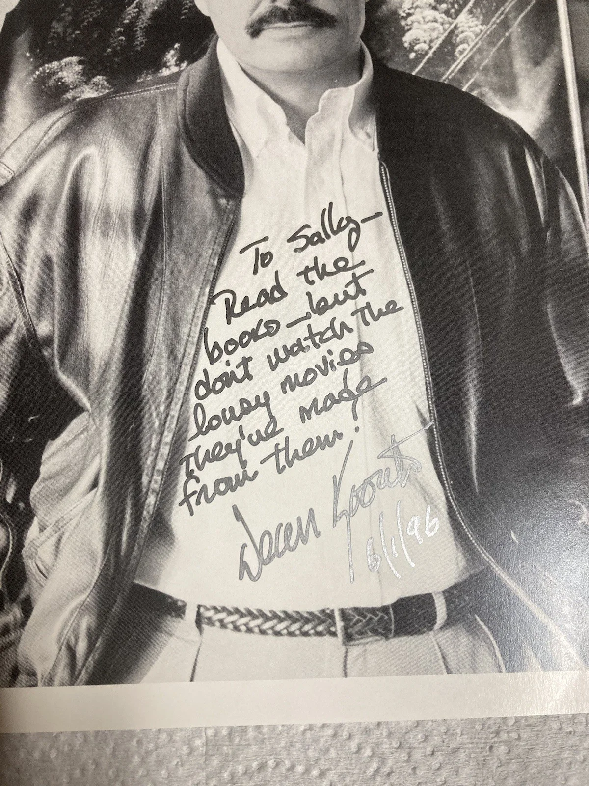 dean koontz — Autographed Photo Of Dean Koontz 1996 funny what he wrote on picture, изображение 2