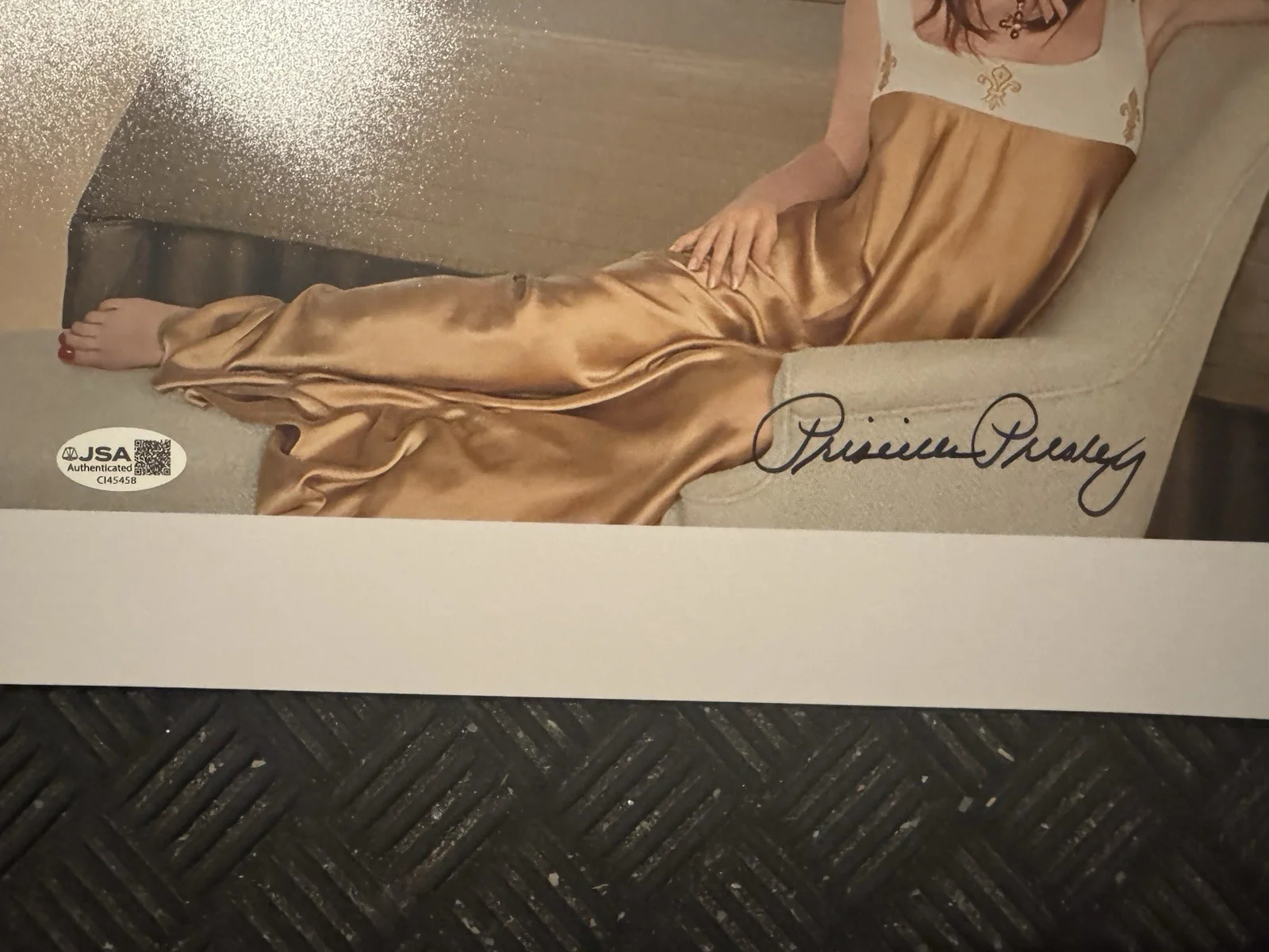 Priscilla Presley — PRISCILLA PRESLEY Signed 11x14 Photo PRIVATE SIGNING JSA Cert, image 2