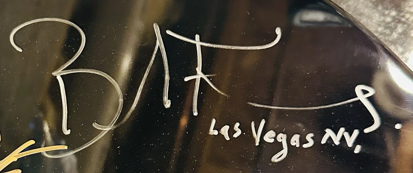 Brandon Flowers, Dave Keuning, Ronnie Vannucci Jr — The Killers Signed Guitar The Killers Autograph Guitar Brandon Flowers Signed +2, изображение 2