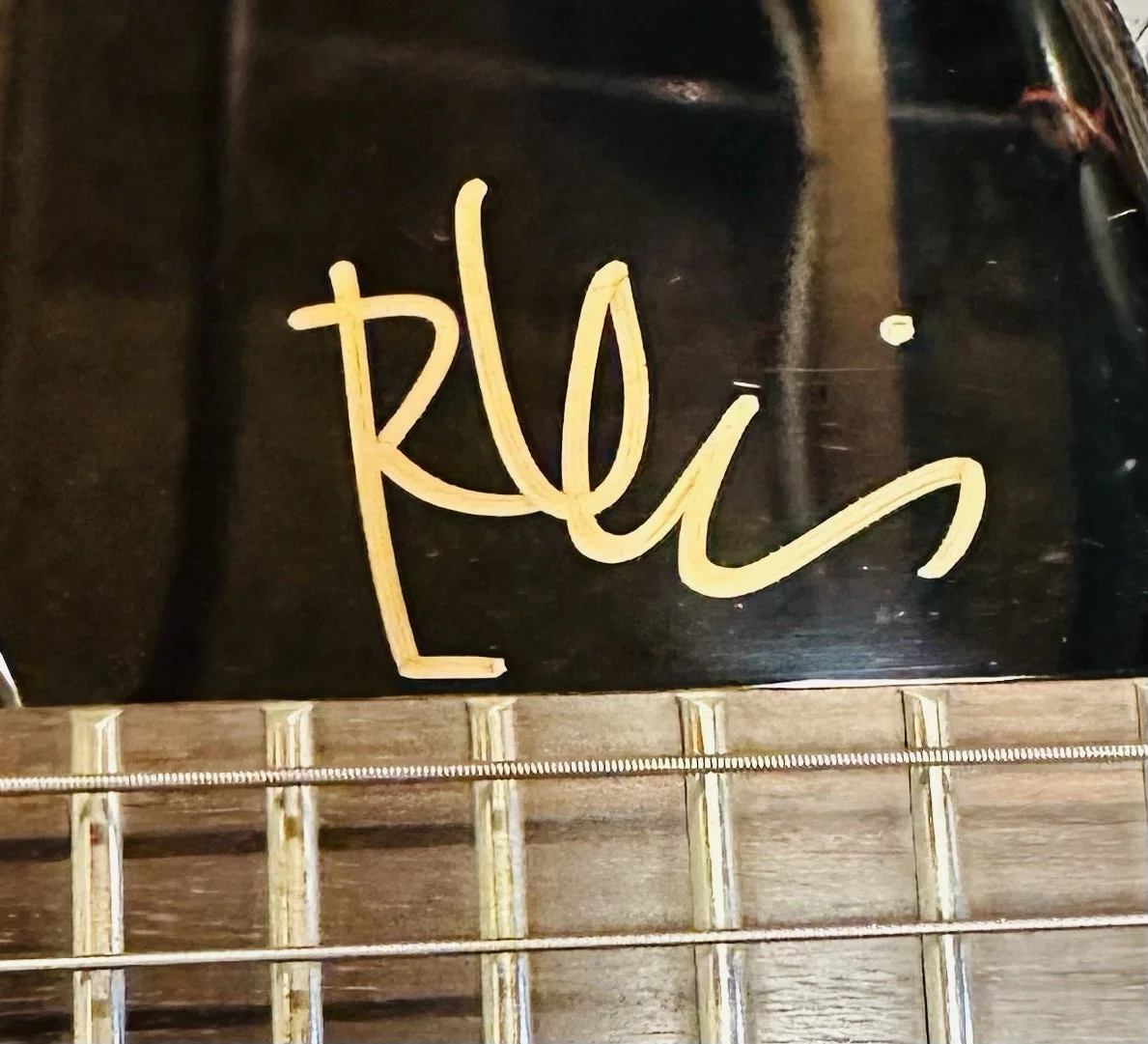 Brandon Flowers, Dave Keuning, Ronnie Vannucci Jr — The Killers Signed Guitar The Killers Autograph Guitar Brandon Flowers Signed +2, изображение 4
