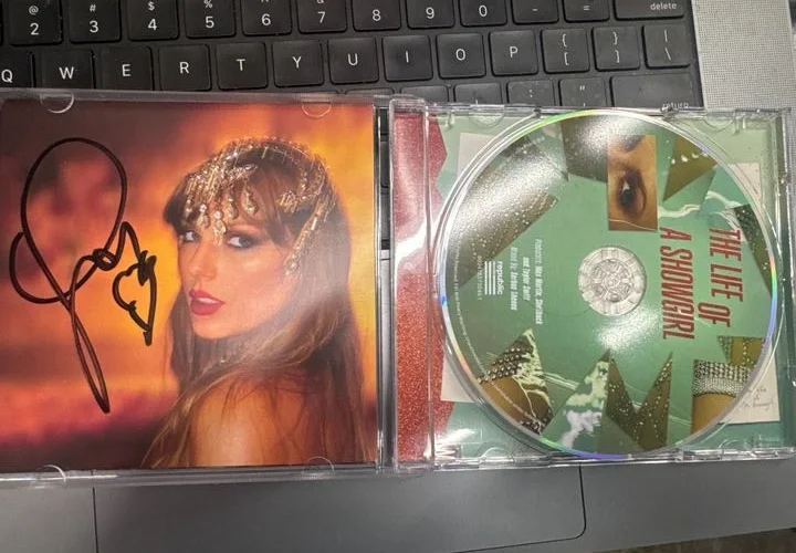 Taylor Swift The Life of a Showgirl Signed CD 1 signature very unusual heart, изображение 2
