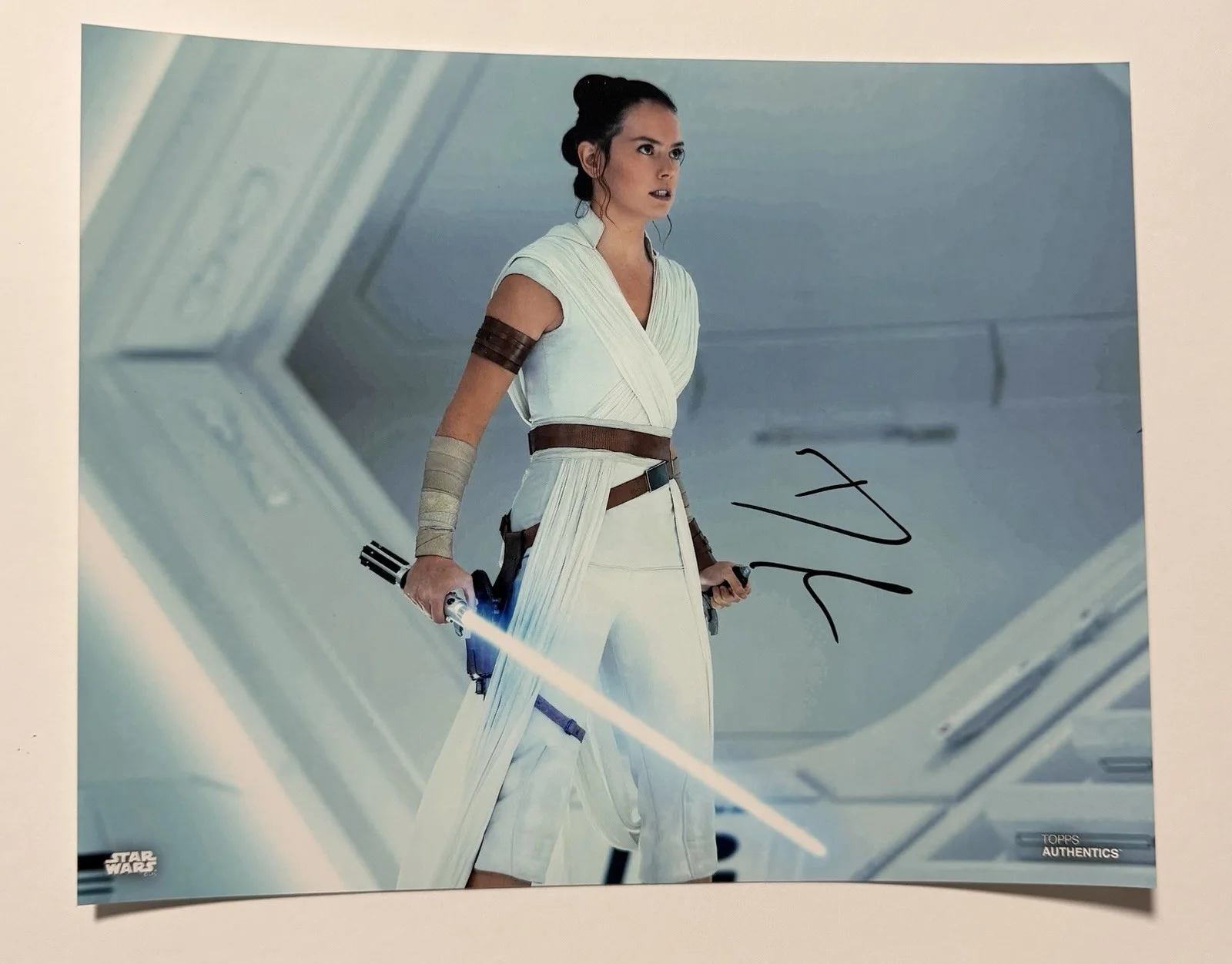 Daisy Ridley — Daisy Ridley signed Star Wars photo 8x10 autographed no coa