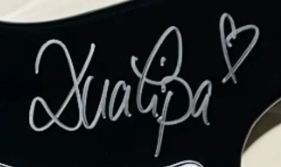 Dua Lipa — Dua Lipa Signed Guitar Dua Lipa Autographed Guitar Pop Singer Model Rare COA !!, изображение 2