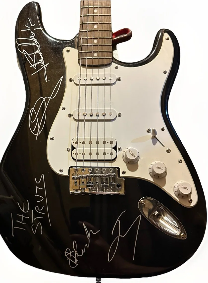 Gethin Davies, Adam Slack, Luke Spiller — THE STRUTS BAND SIGNED GUITAR THE STRUTS AUTOGRAPHED GUITAR LUKE SPILLER SIGNED, изображение 3