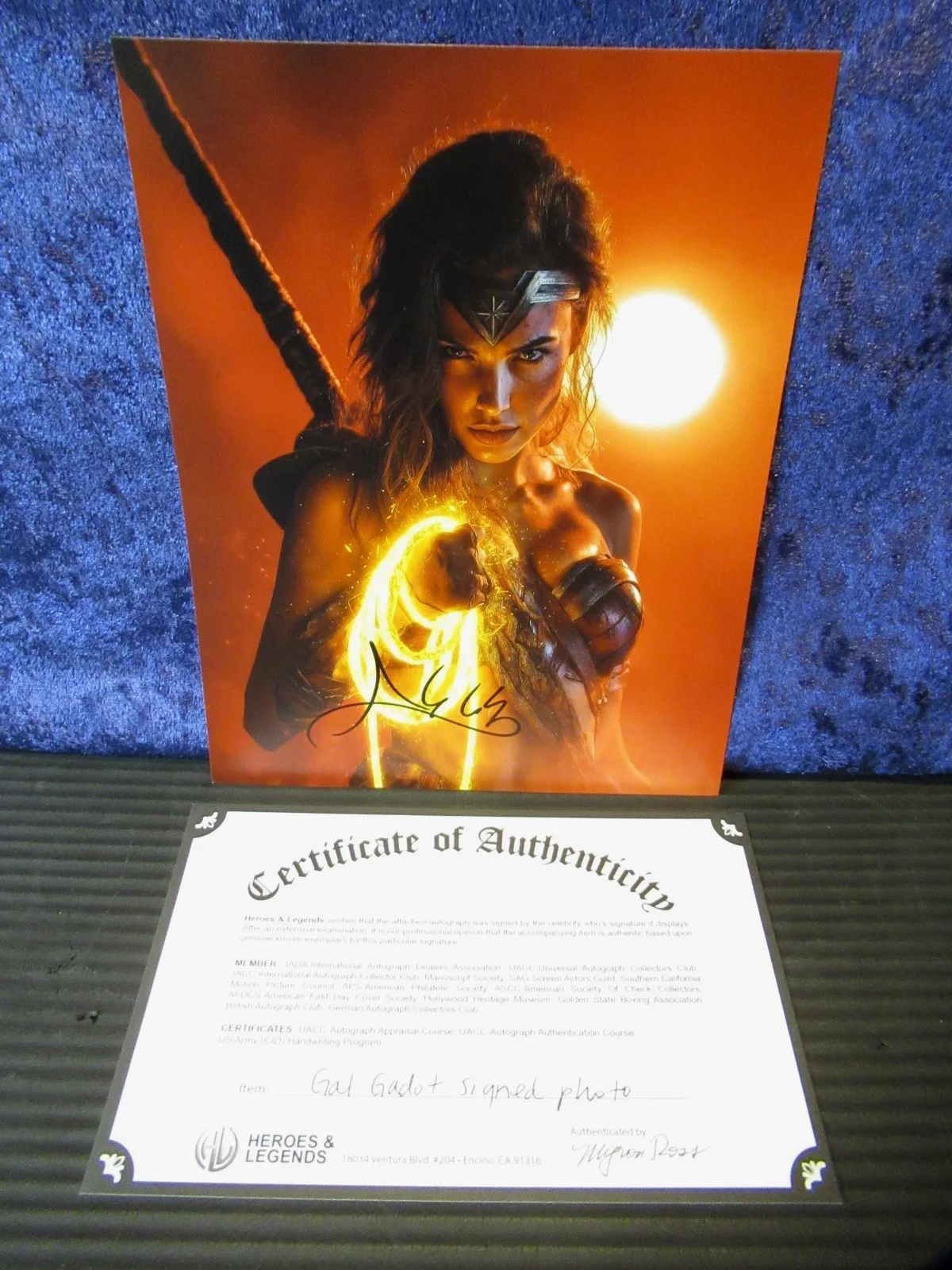 GAL GADOT — GAL GADOT WONDER WOMAN DC SIGNED 8"X10" PHOTO AUTOGRAPHED W COA, изображение 2