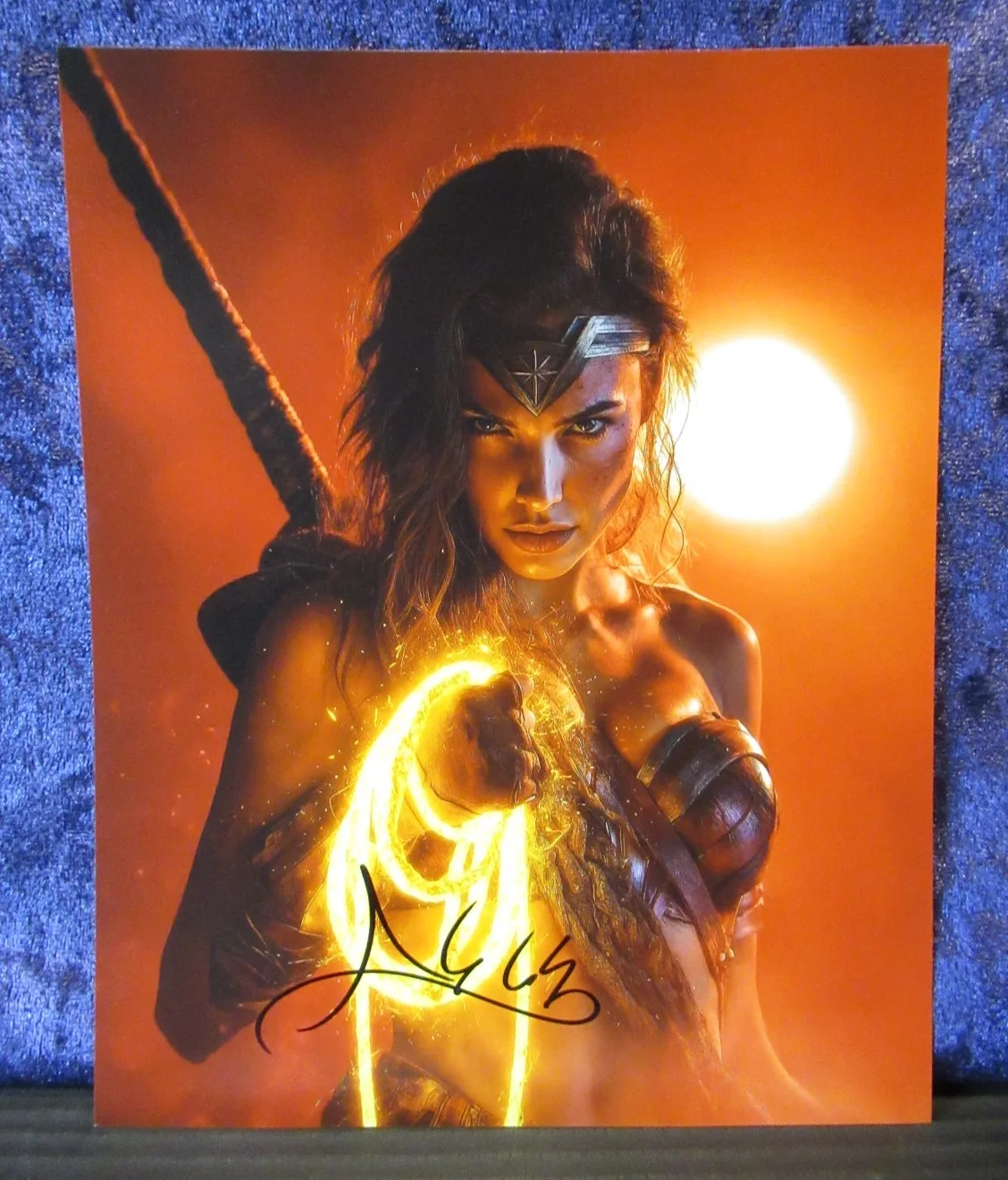 GAL GADOT — GAL GADOT WONDER WOMAN DC SIGNED 8"X10" PHOTO AUTOGRAPHED W COA, изображение 3